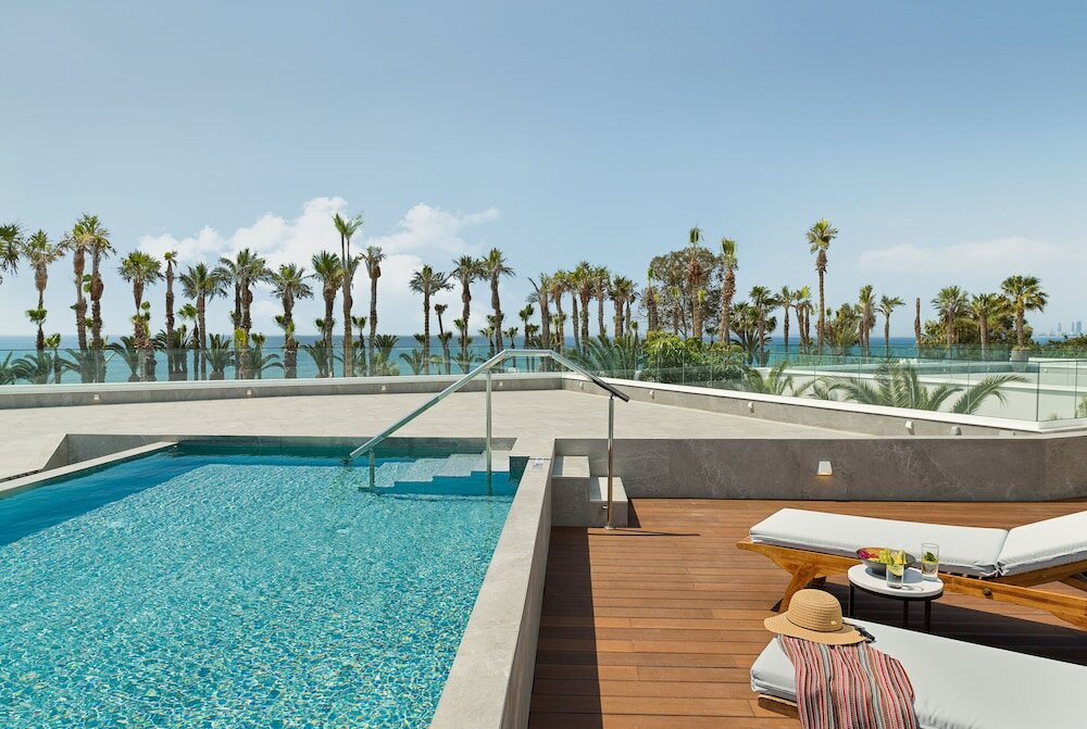 Swim Up Junior Suite Sea View