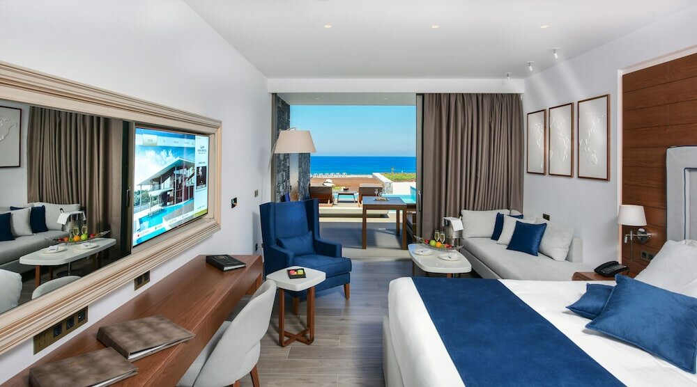 Deluxe Junior Suite Pool Front with Sea View and Private Pool