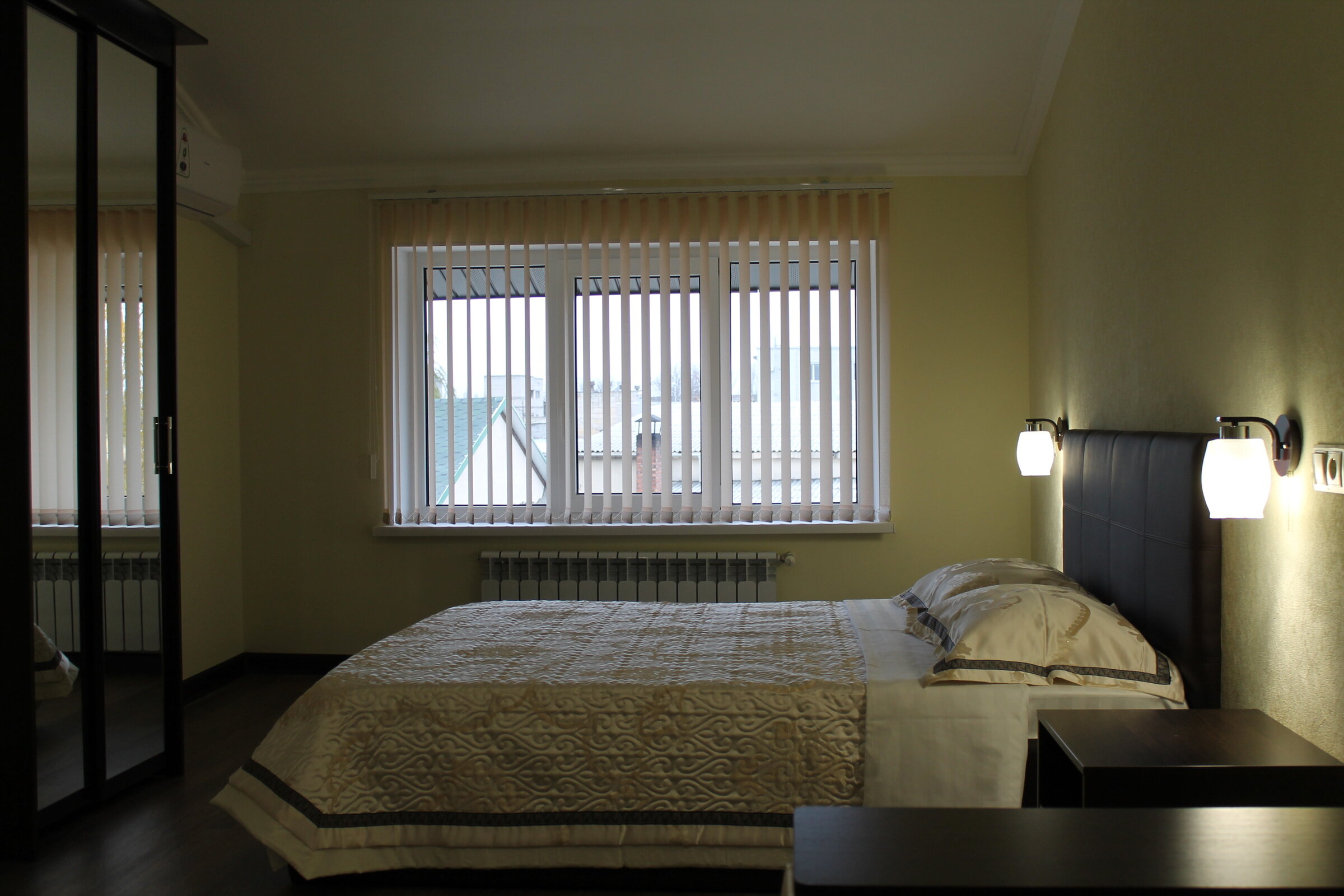 Номер-студия с кроватью размера "king-size" и диван-кроватью