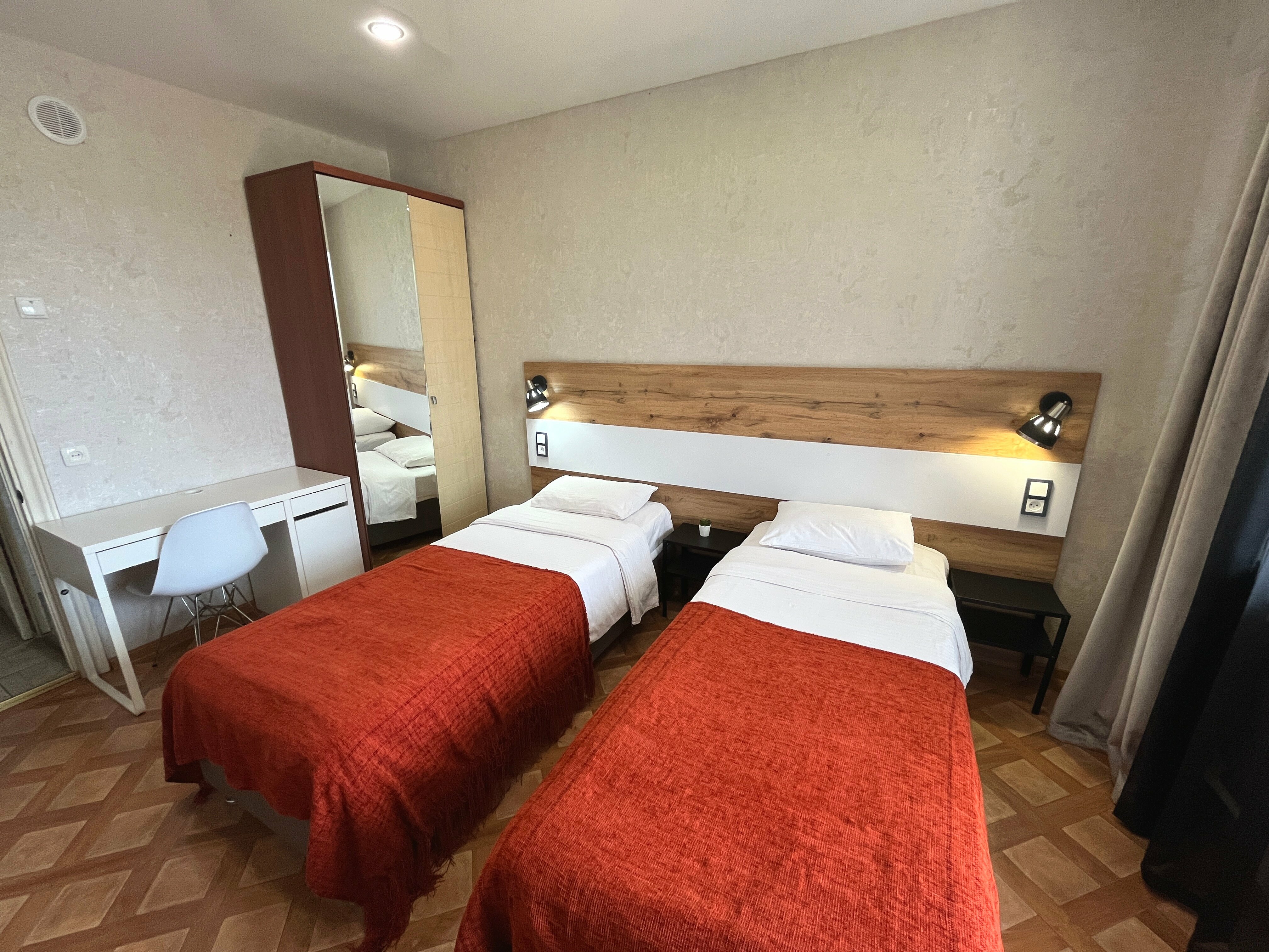 Просторная двухкомнатная с большой кухней у ДК Металлургов