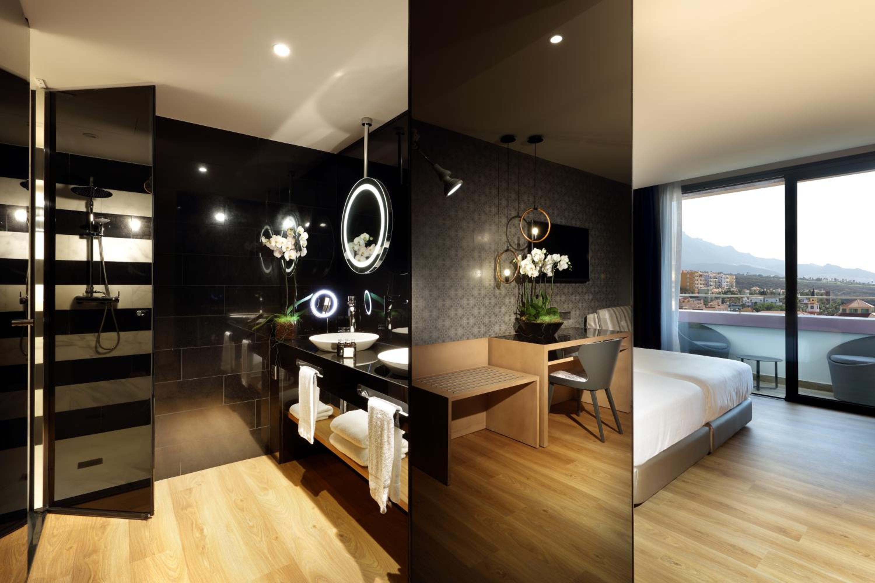 Deluxe Silver Room