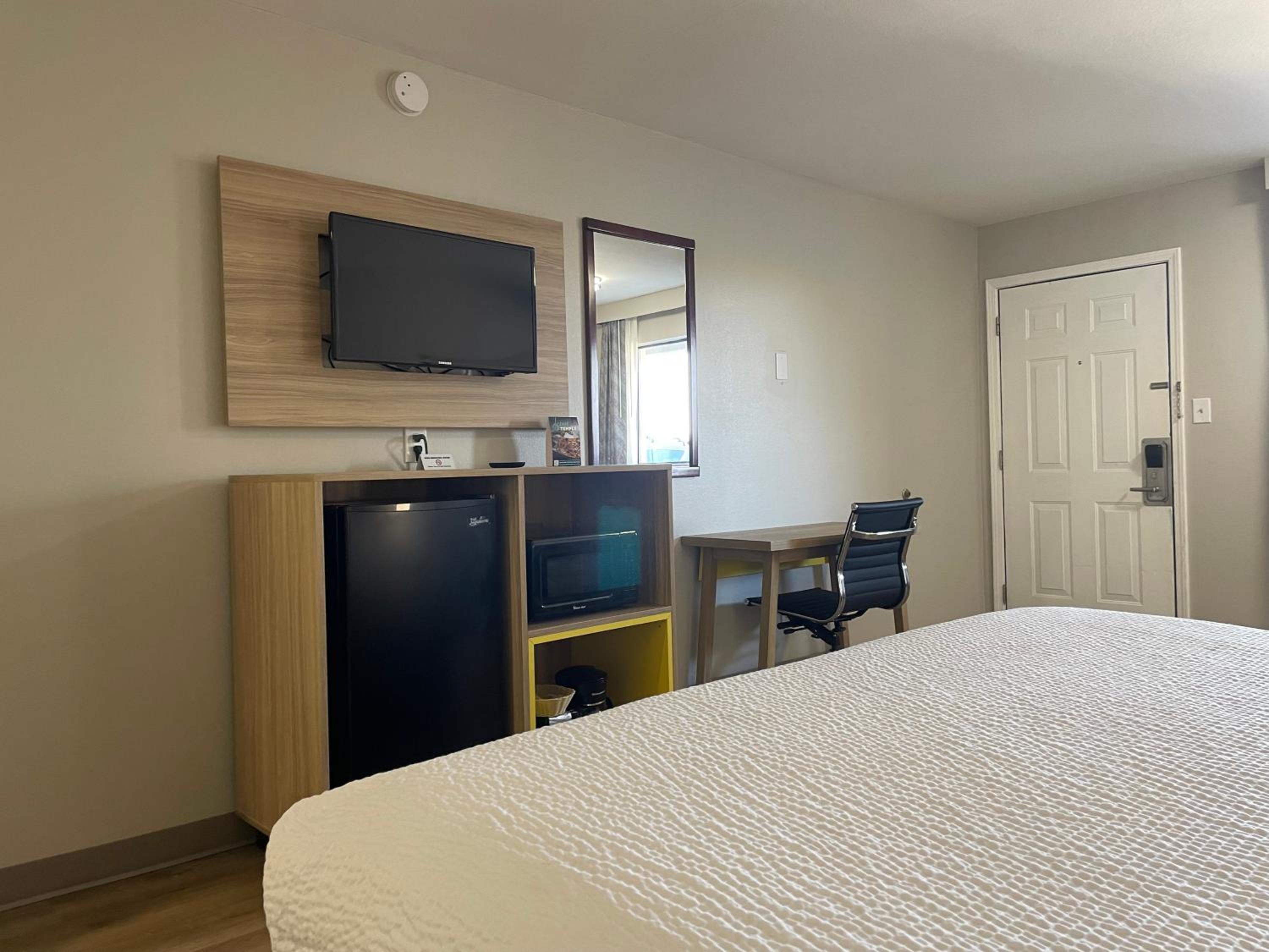 King Room with Bath Tub - Mobility/Hearing Accessible - Non-Smoking