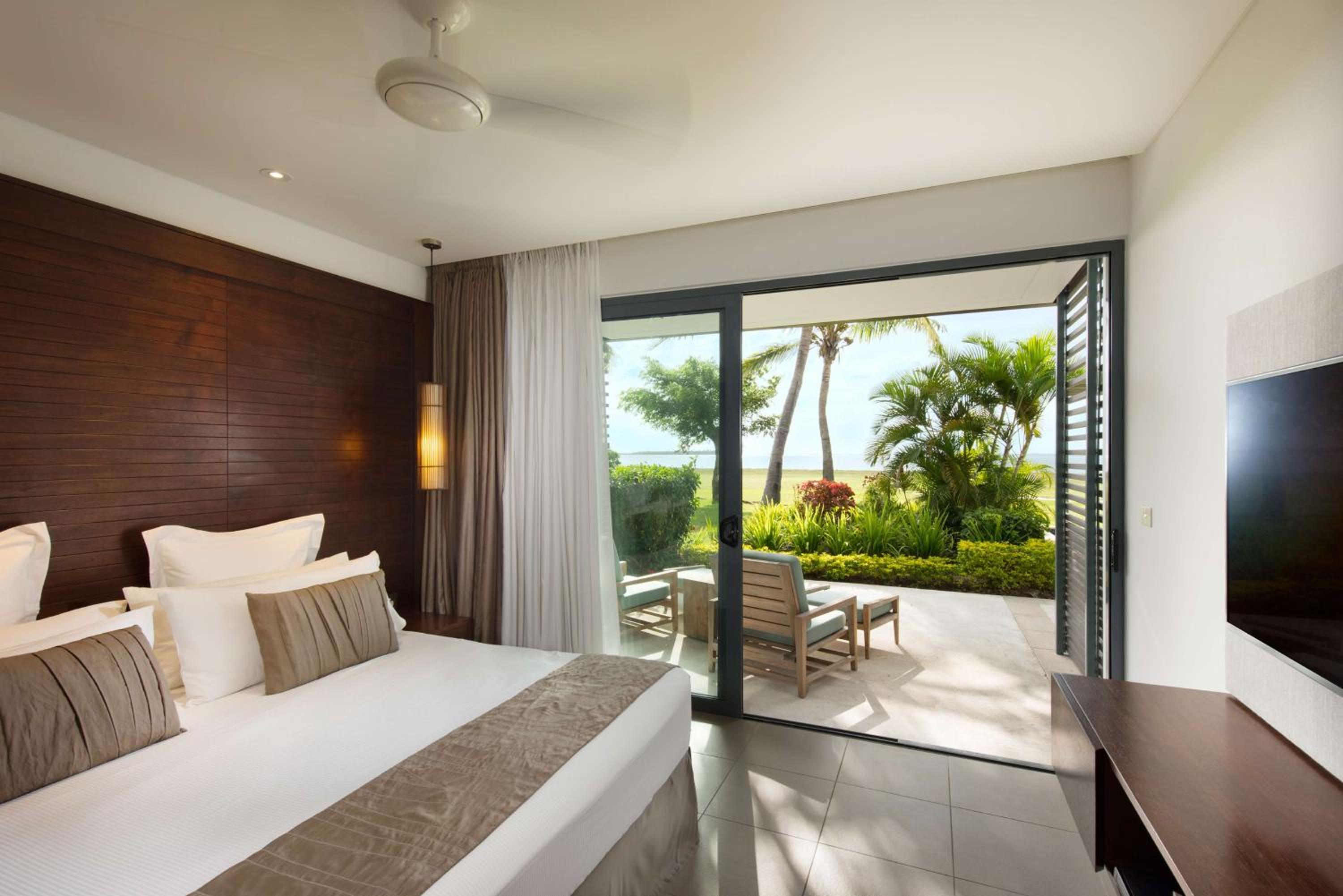 Deluxe One-Bedroom Suite - Beach Front