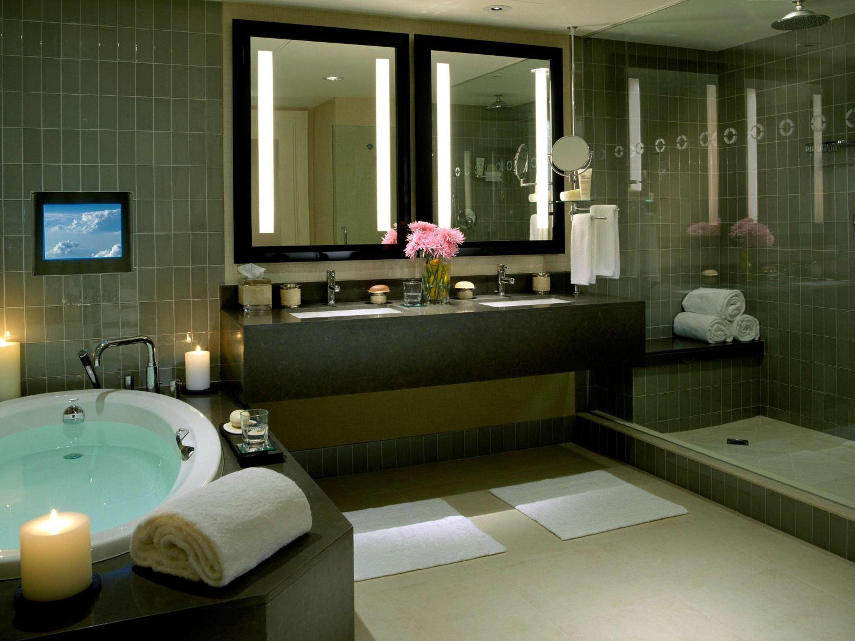 Presidential King Suite Hills View