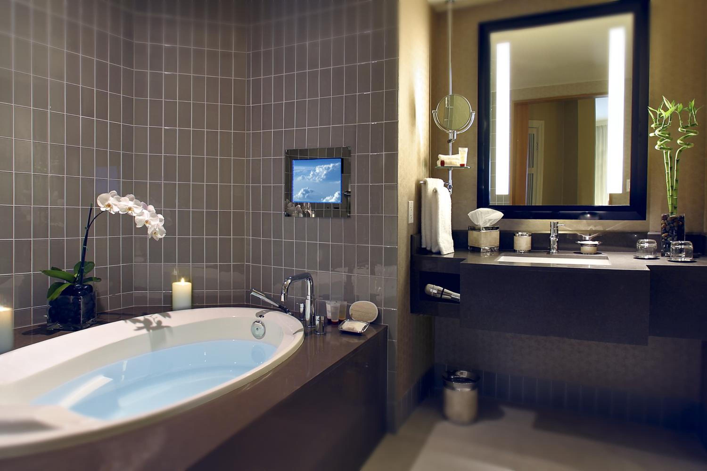 Presidential King Suite Hills View