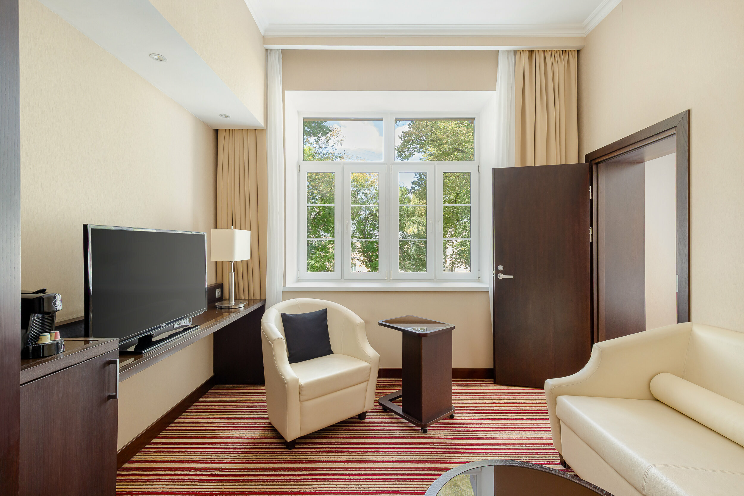 Номер-студия с кроватью размера "king-size" и диван-кроватью