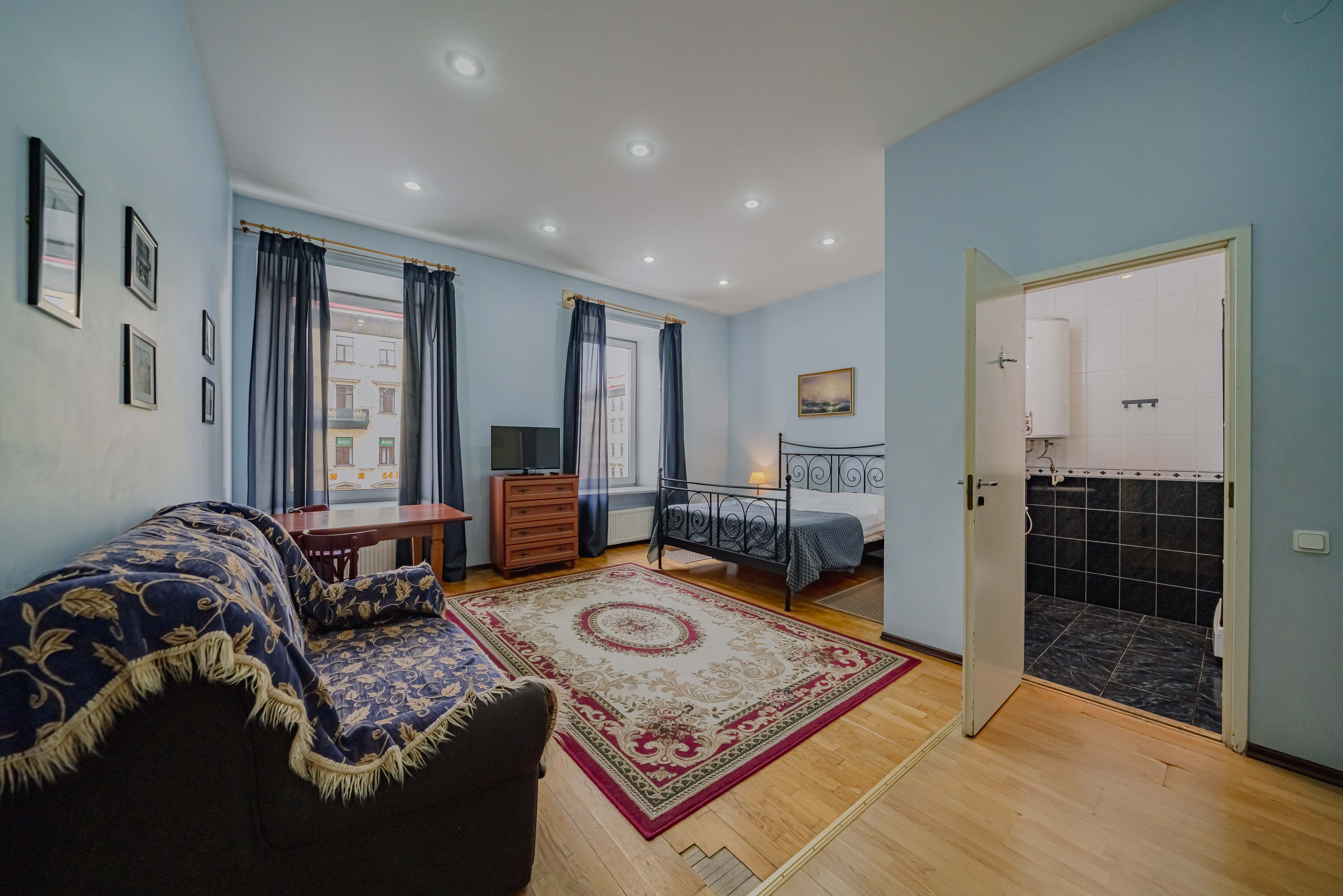 Двухкомнатные апартаменты со своим санузлом и видом на Невский проспект