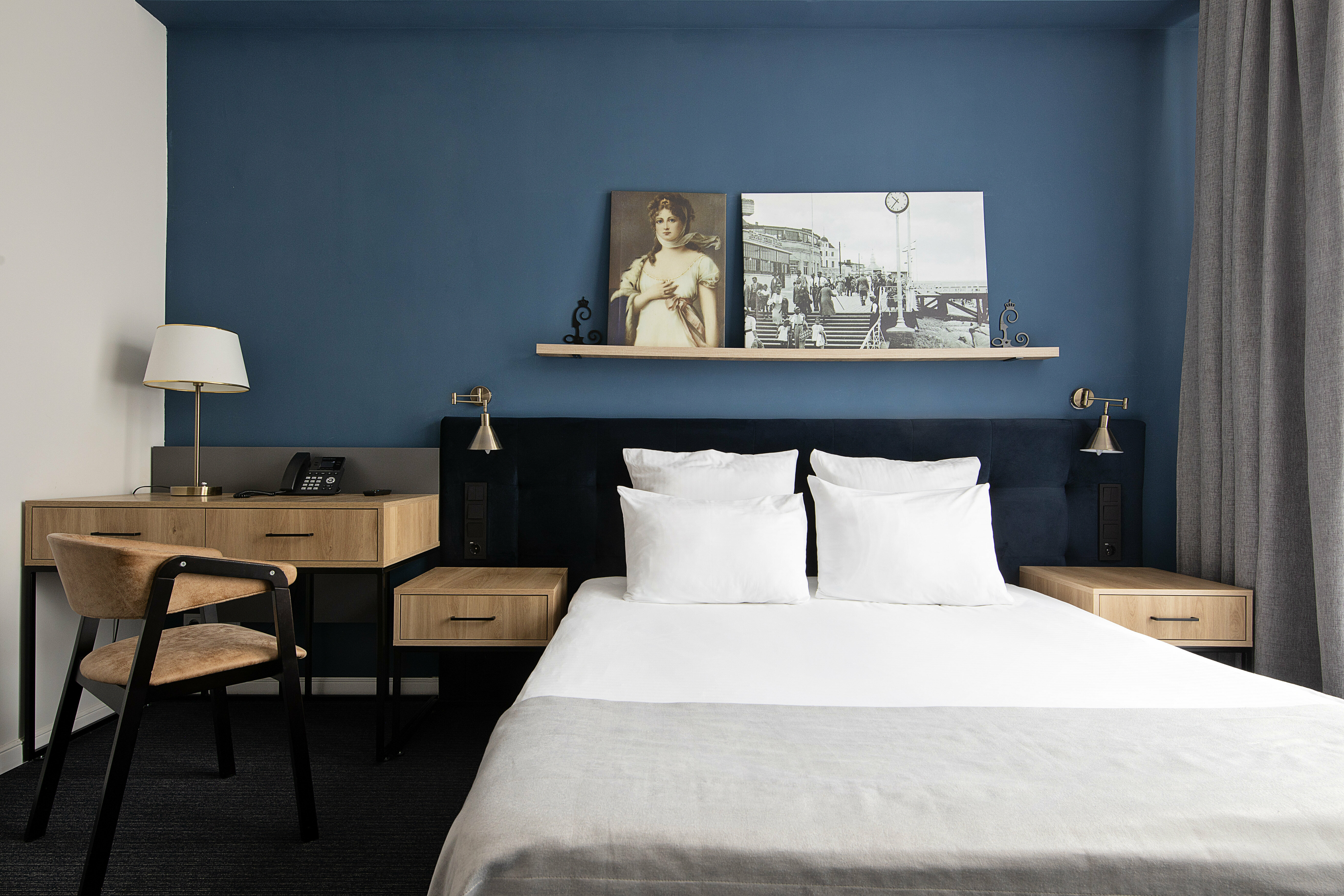 Стандартный номер с видом на город и большой двуспальной кроватью