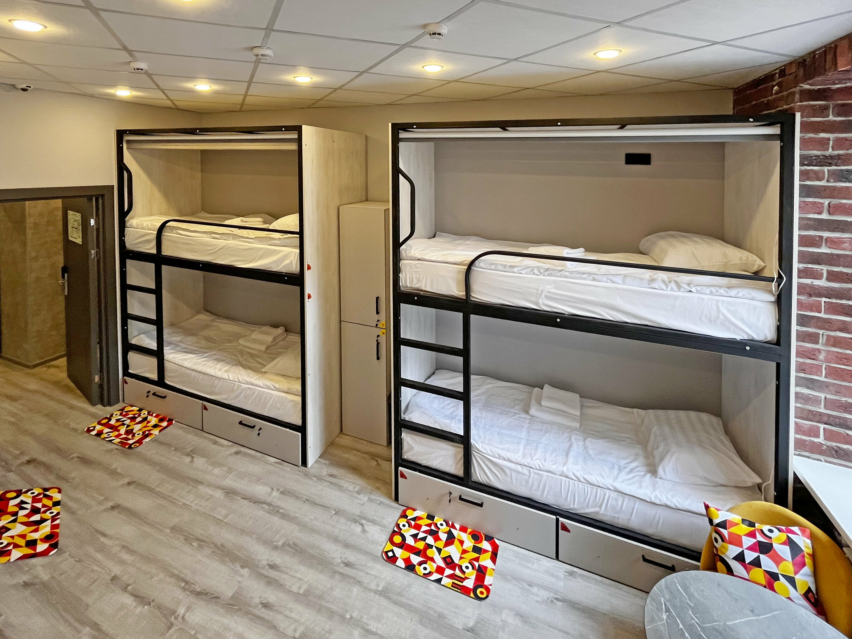 Кровать в общем 8-местном номере для женщин