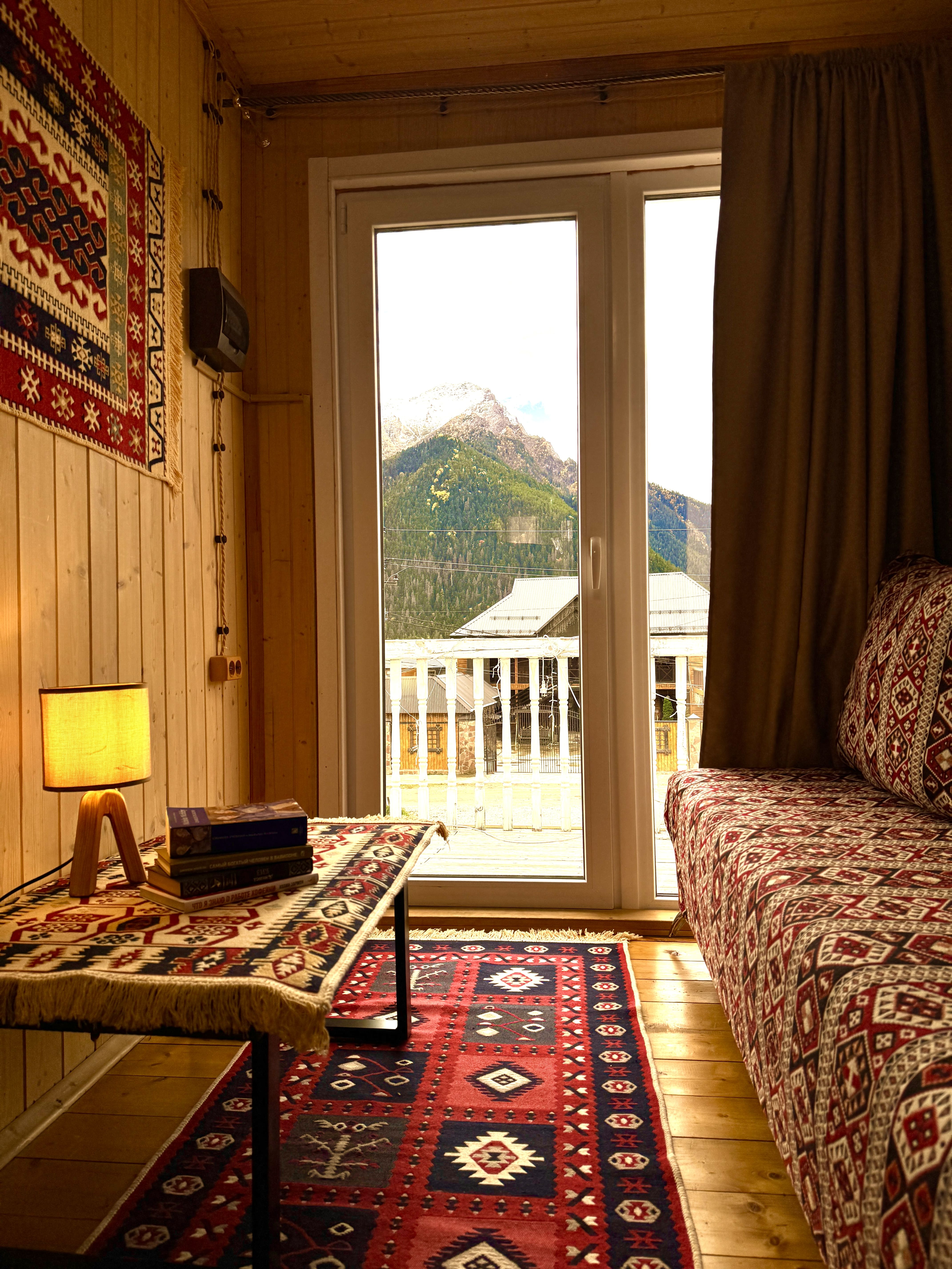 Двухэтажный дом с кухней |на территории гостевого дома