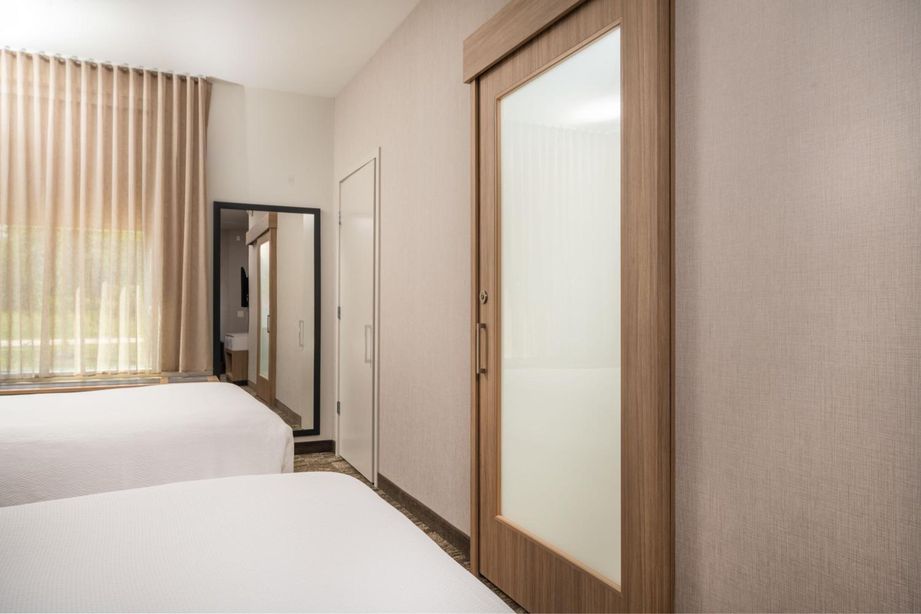 Suite with 2 Queen Trundle Beds 