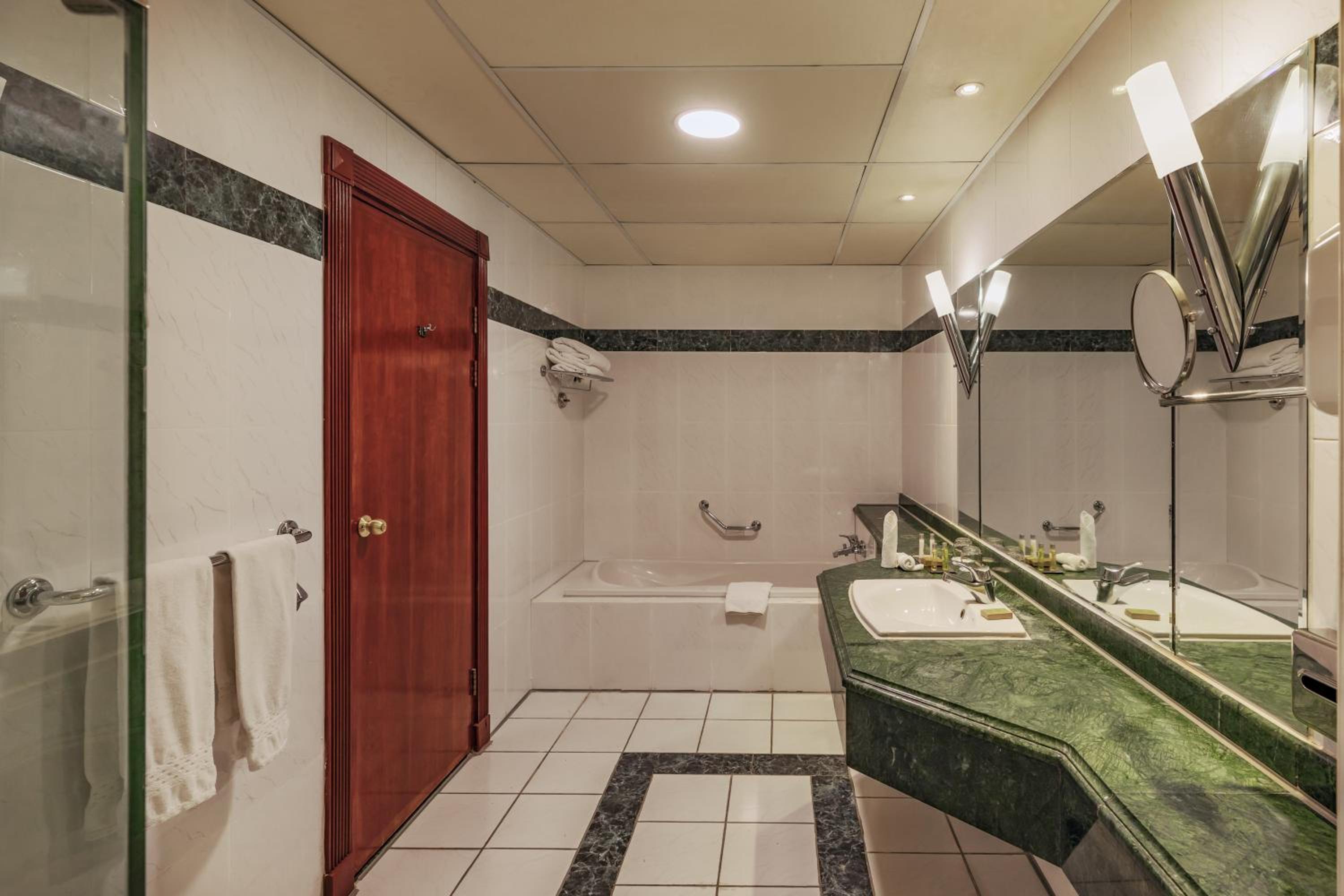 Deluxe King Room with Kitchenette