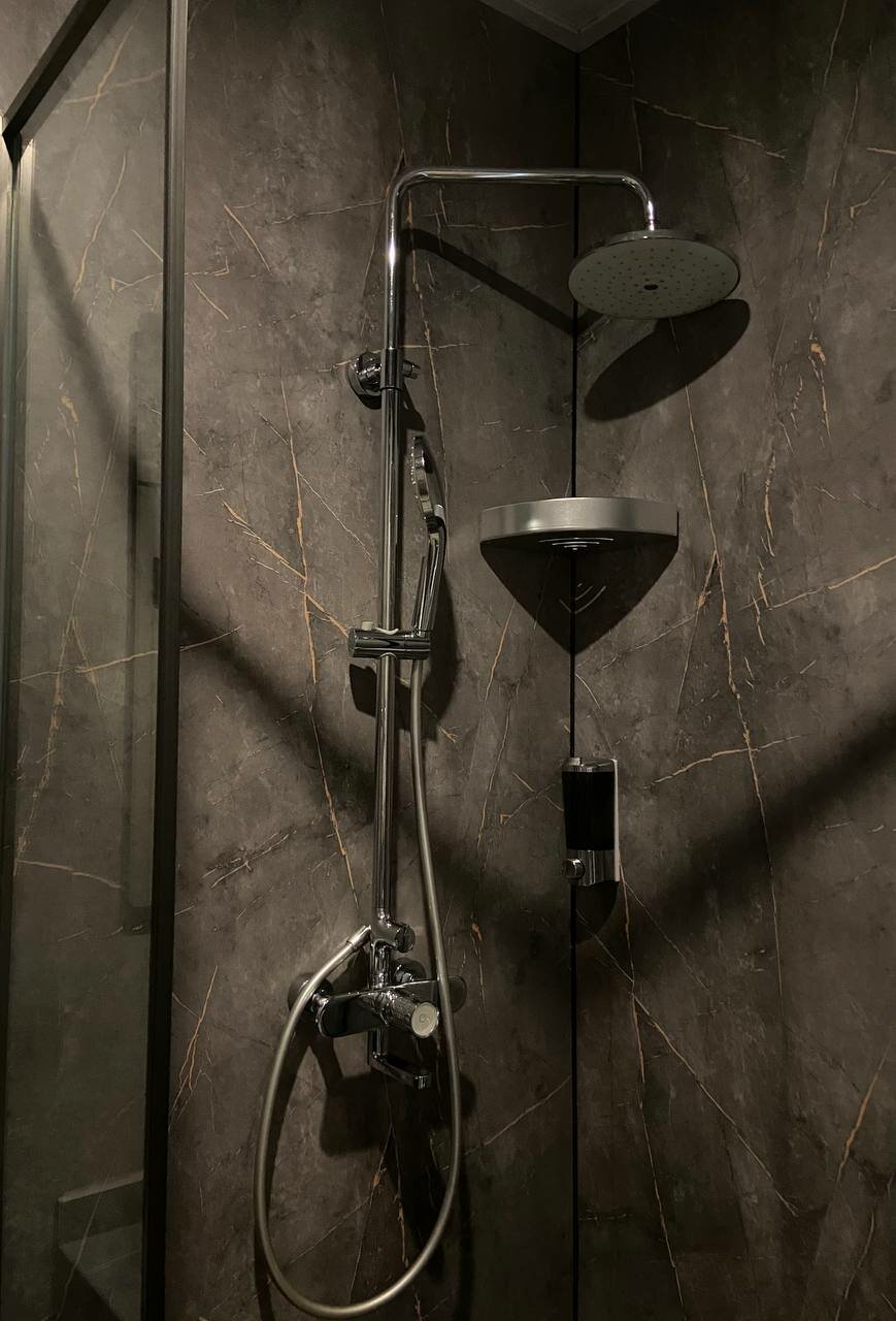 Трехместный номер с тремя односпальными кроватями и окном