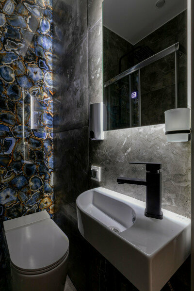 Улучшенный трехместный номер с видом на реку и город