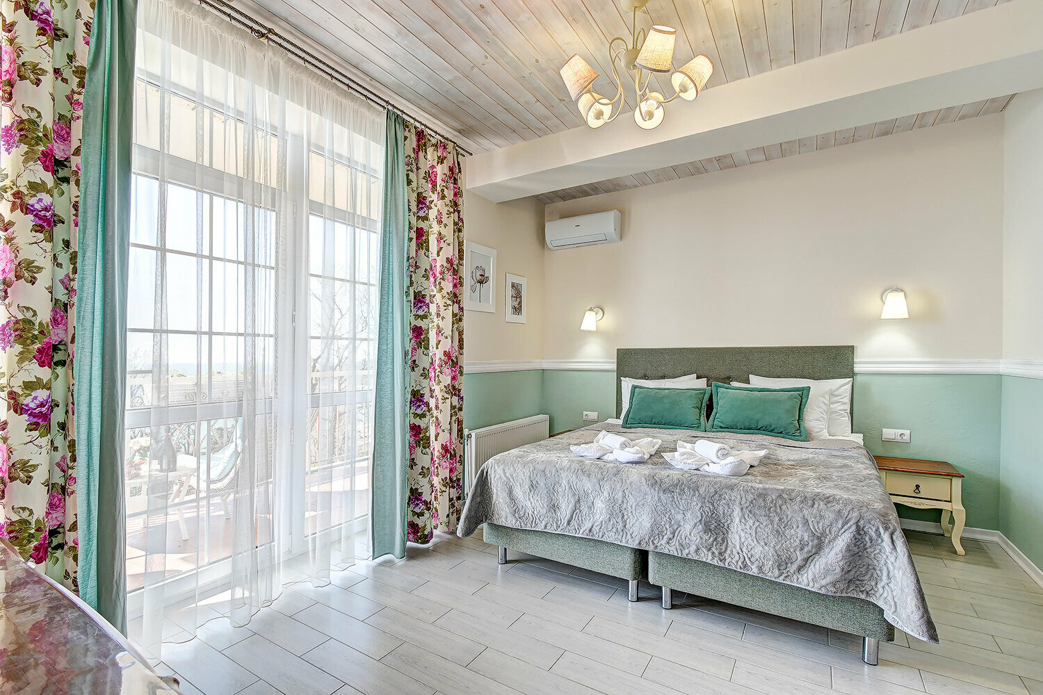 Супериор трехместный с видом на море и горы