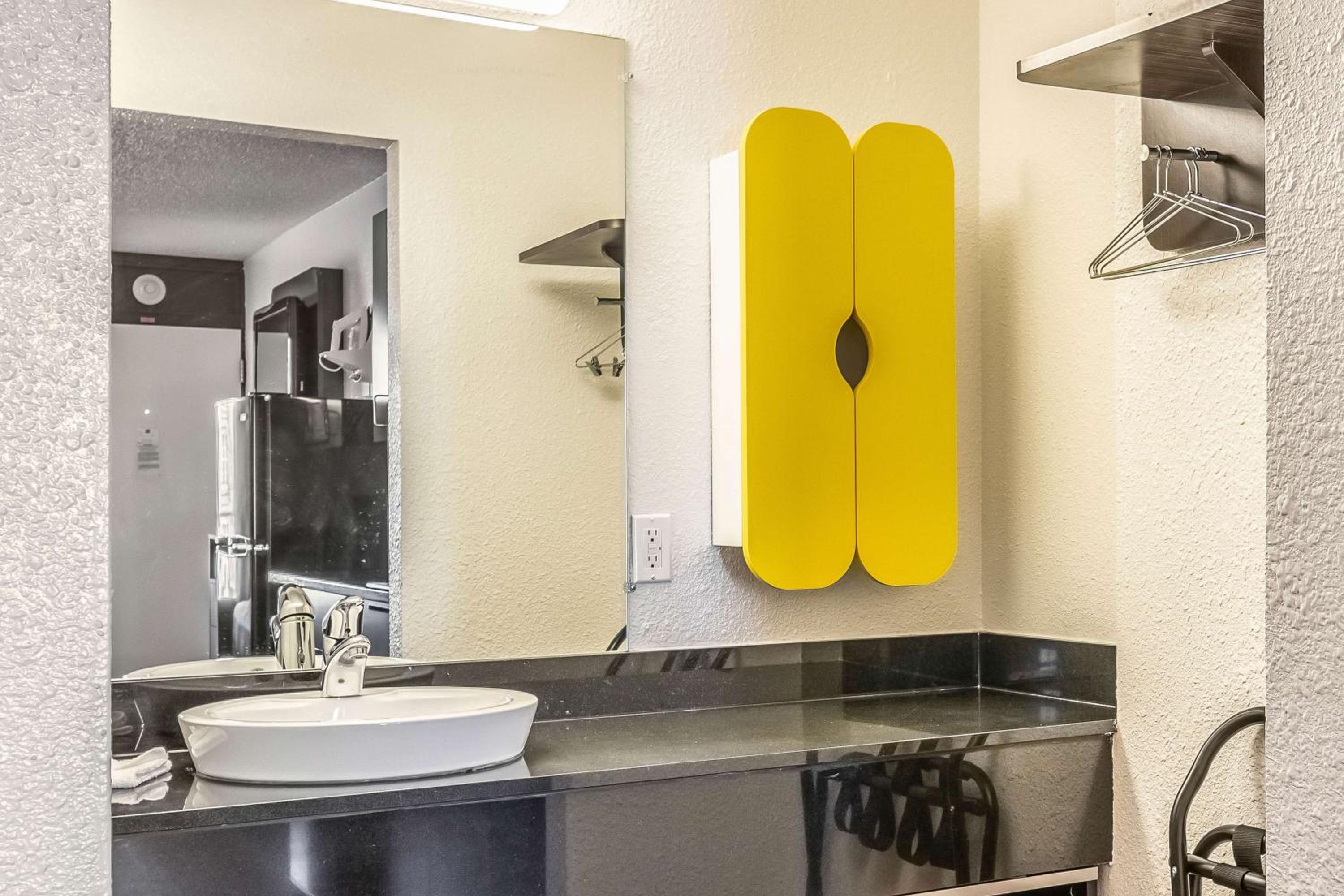 Deluxe King Room - Non-Smoking