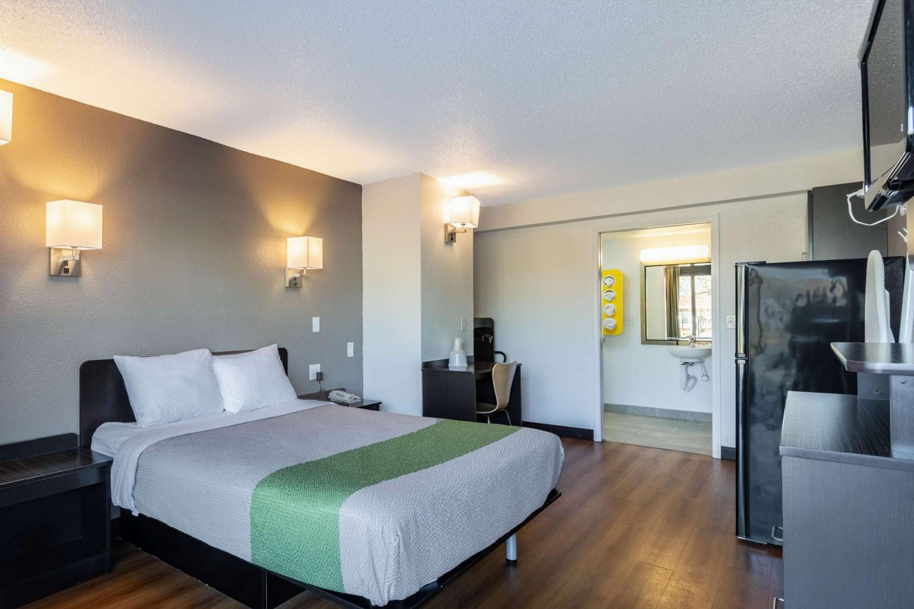 Deluxe Queen Room - Non-Smoking