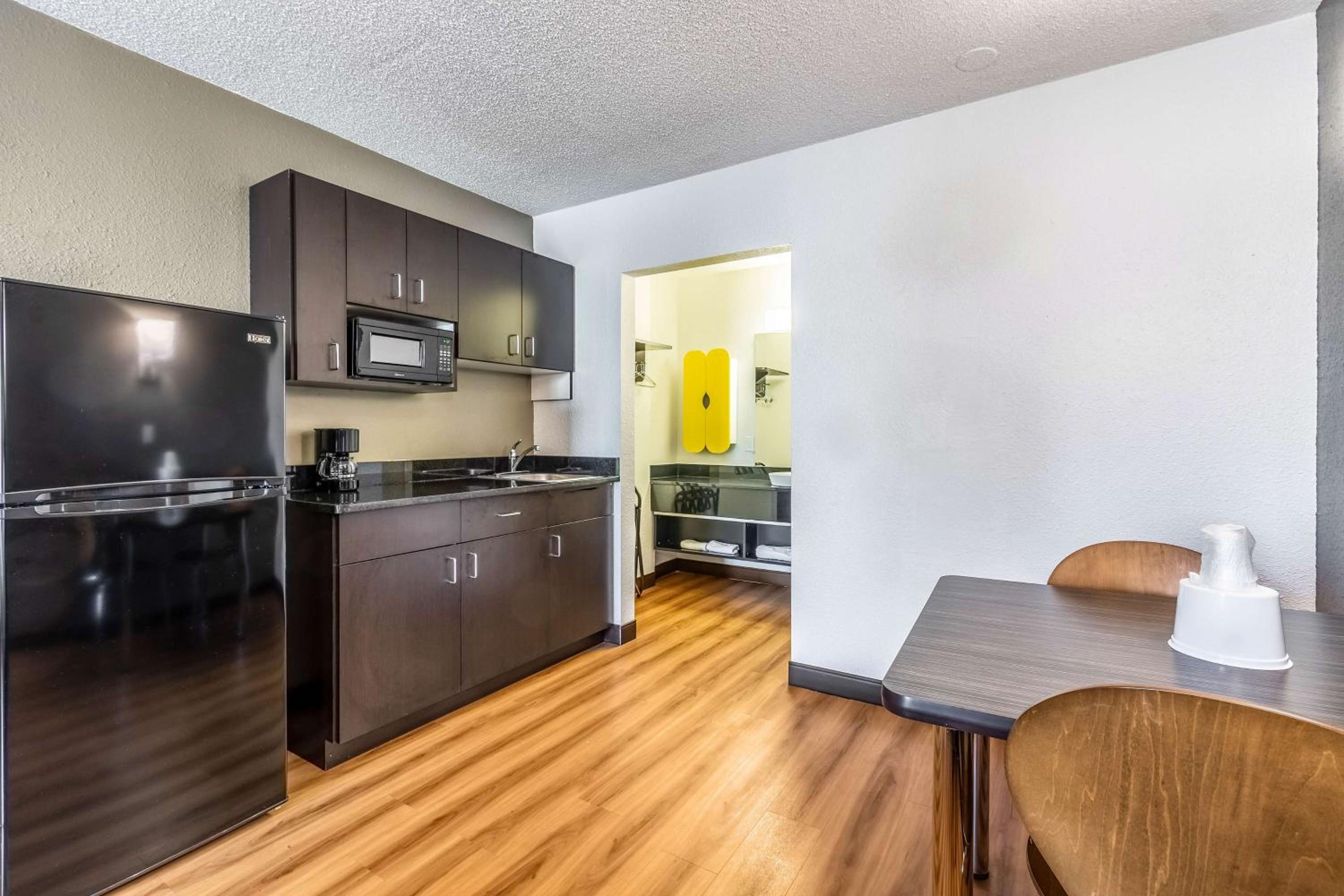 Deluxe Queen Room - Non-Smoking