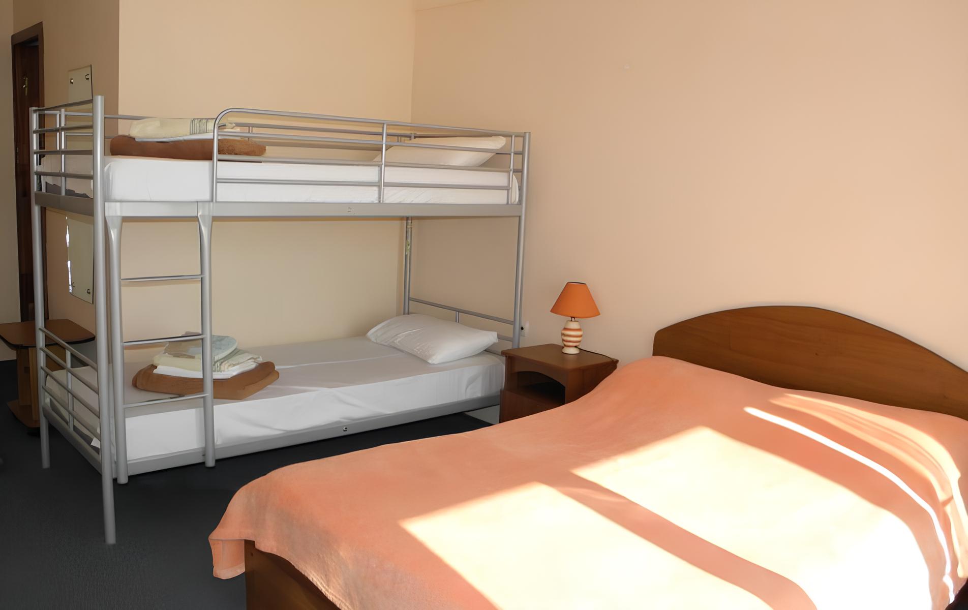 Четырехместный номер с двухъярусной кроватью