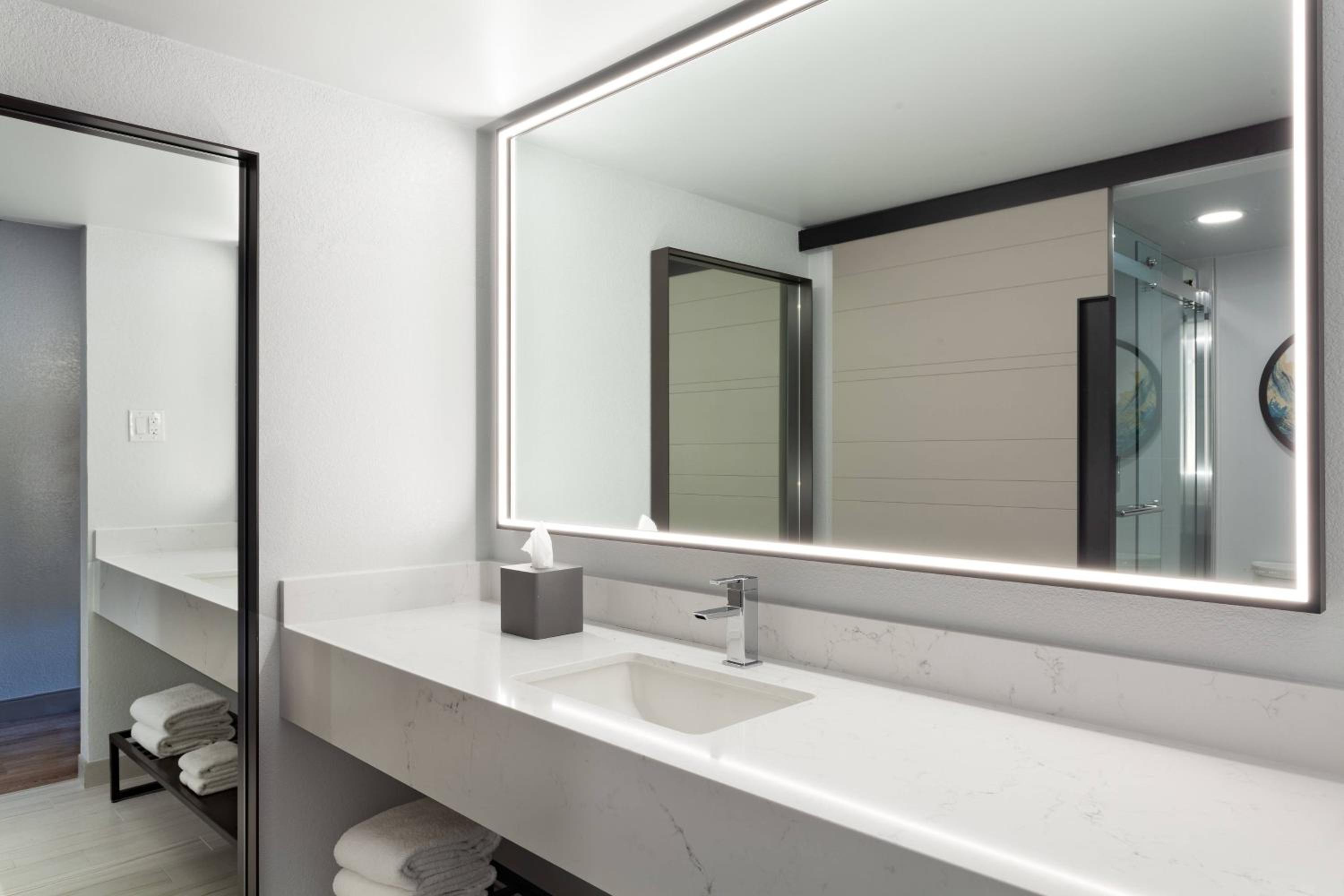 Promenade, Larger Guest room, 2 Queen, Sofa bed