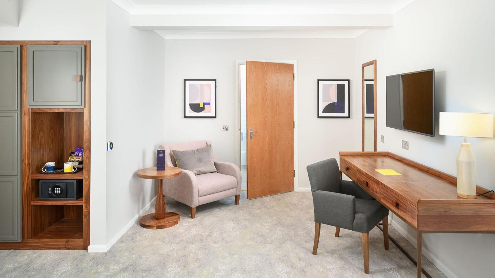 Standard Queen Room with Bath and Shower Combination