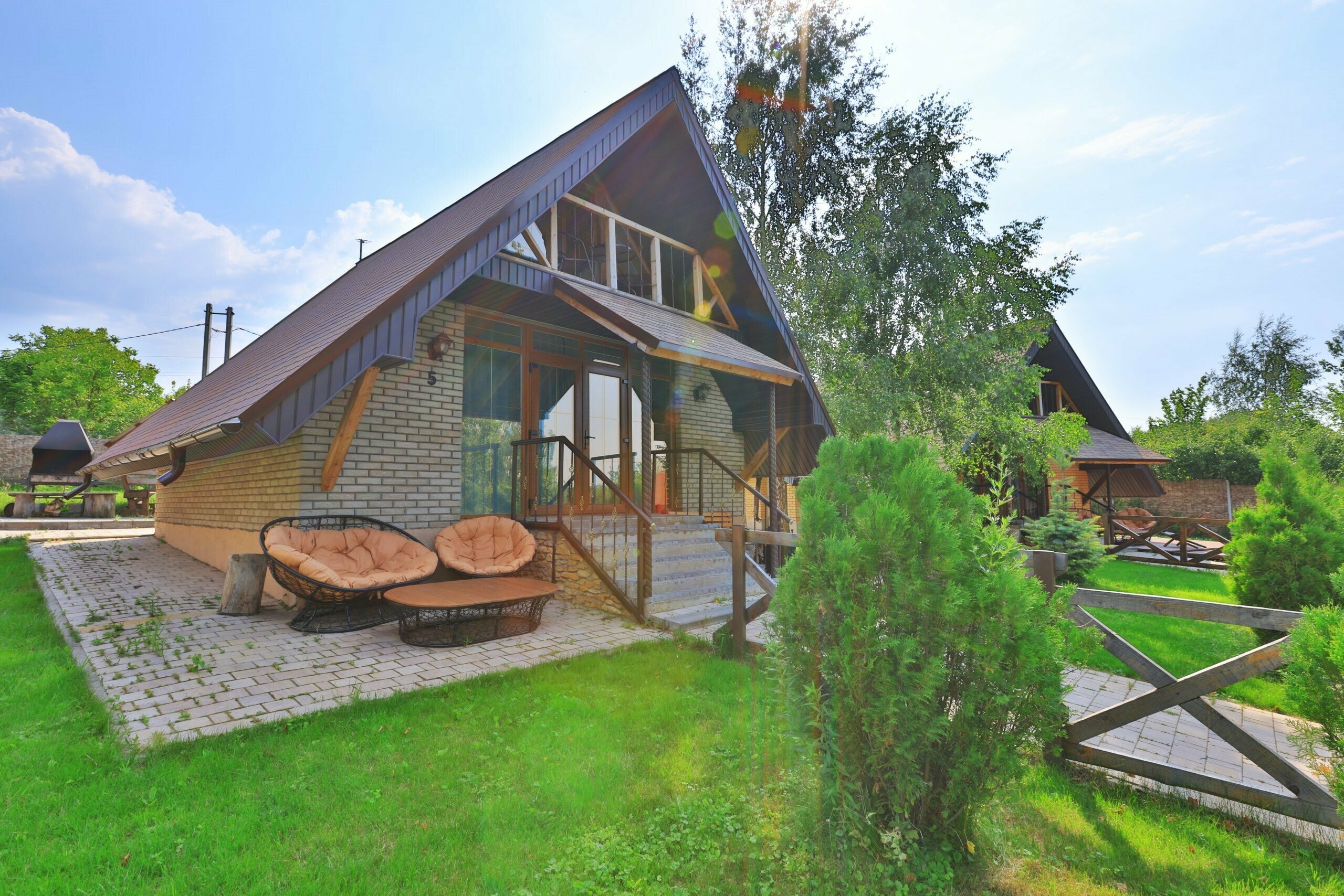 Коттедж с балконом