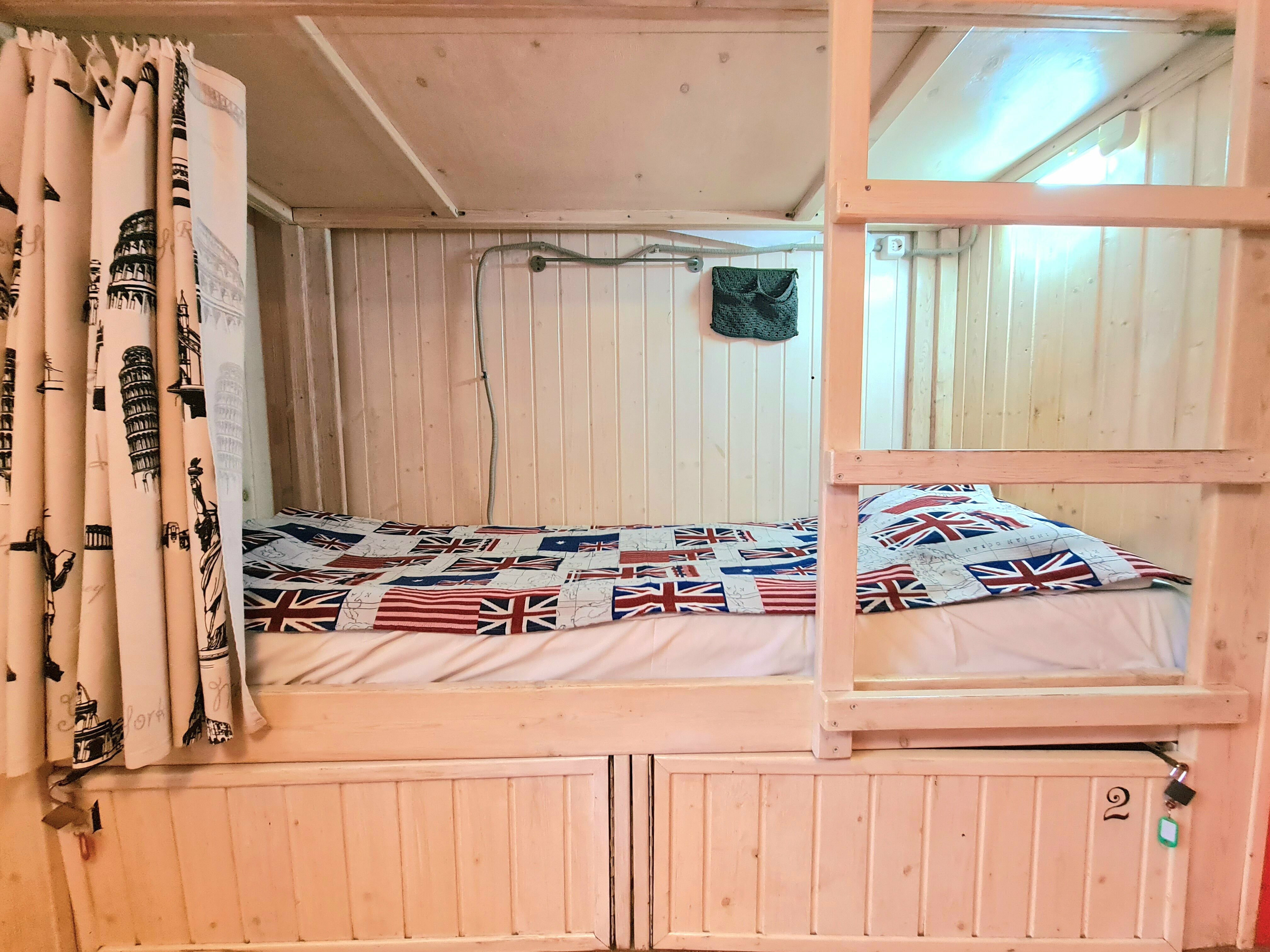 Кровать в общем номере (мужская  половина)