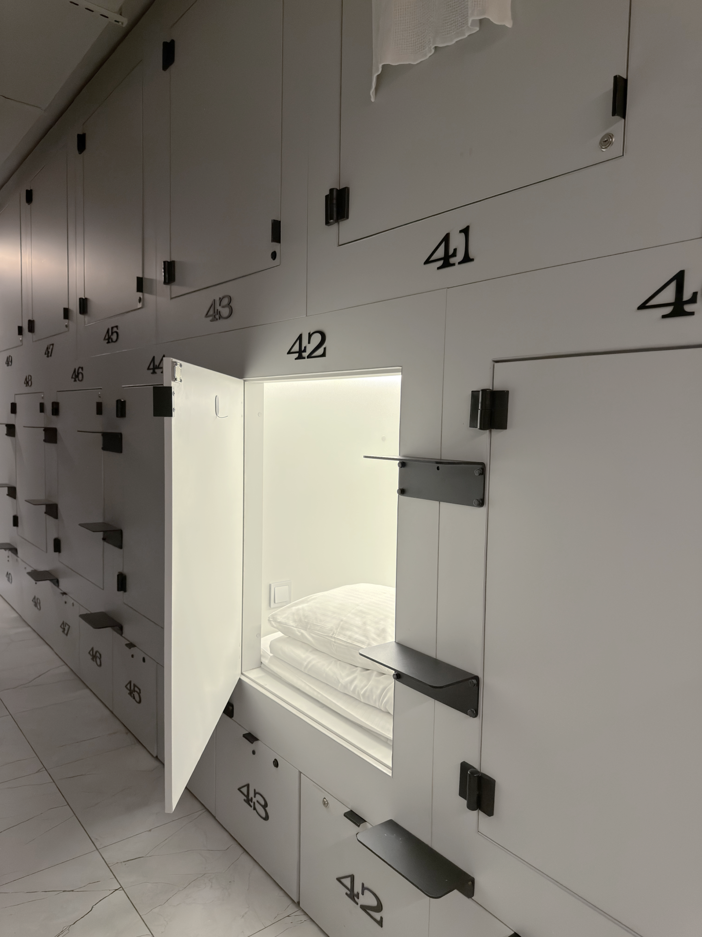 2-местная нижняя капсула. Спокойная атмосфера без шумных соседей и алкоголя. Необходим паспорт!