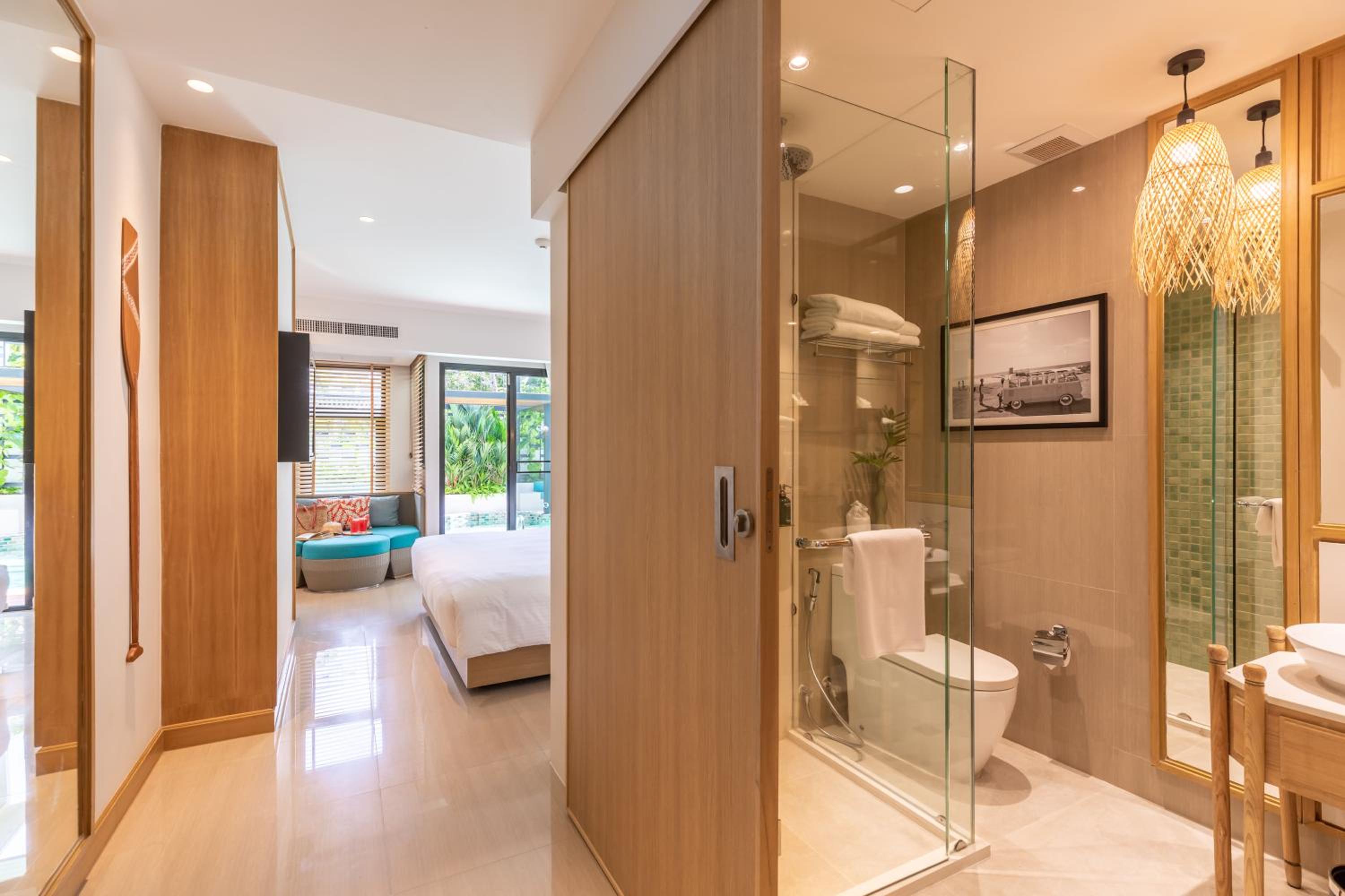 Deluxe Pool Access 1 King