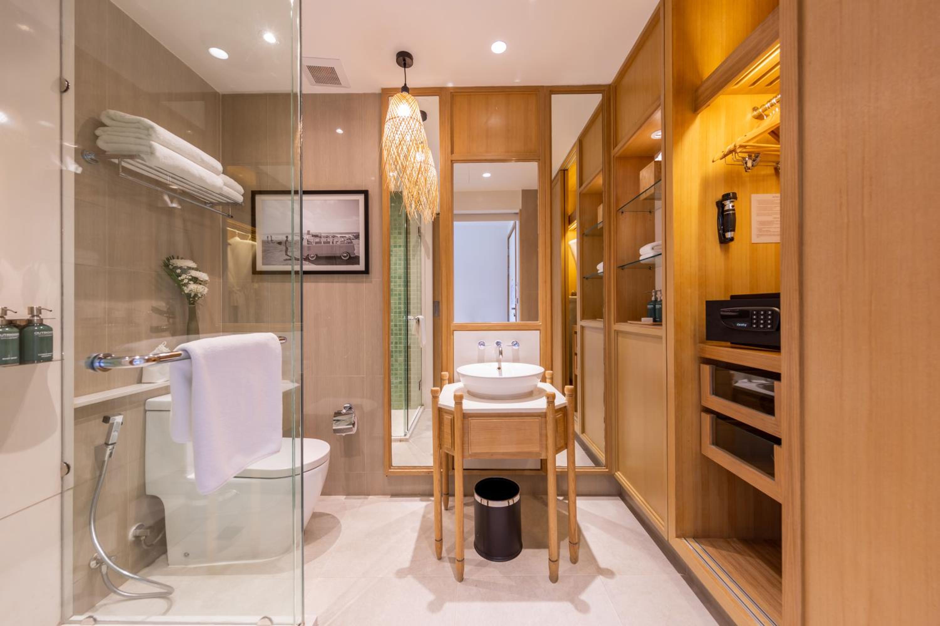 Deluxe Pool Access 1 King