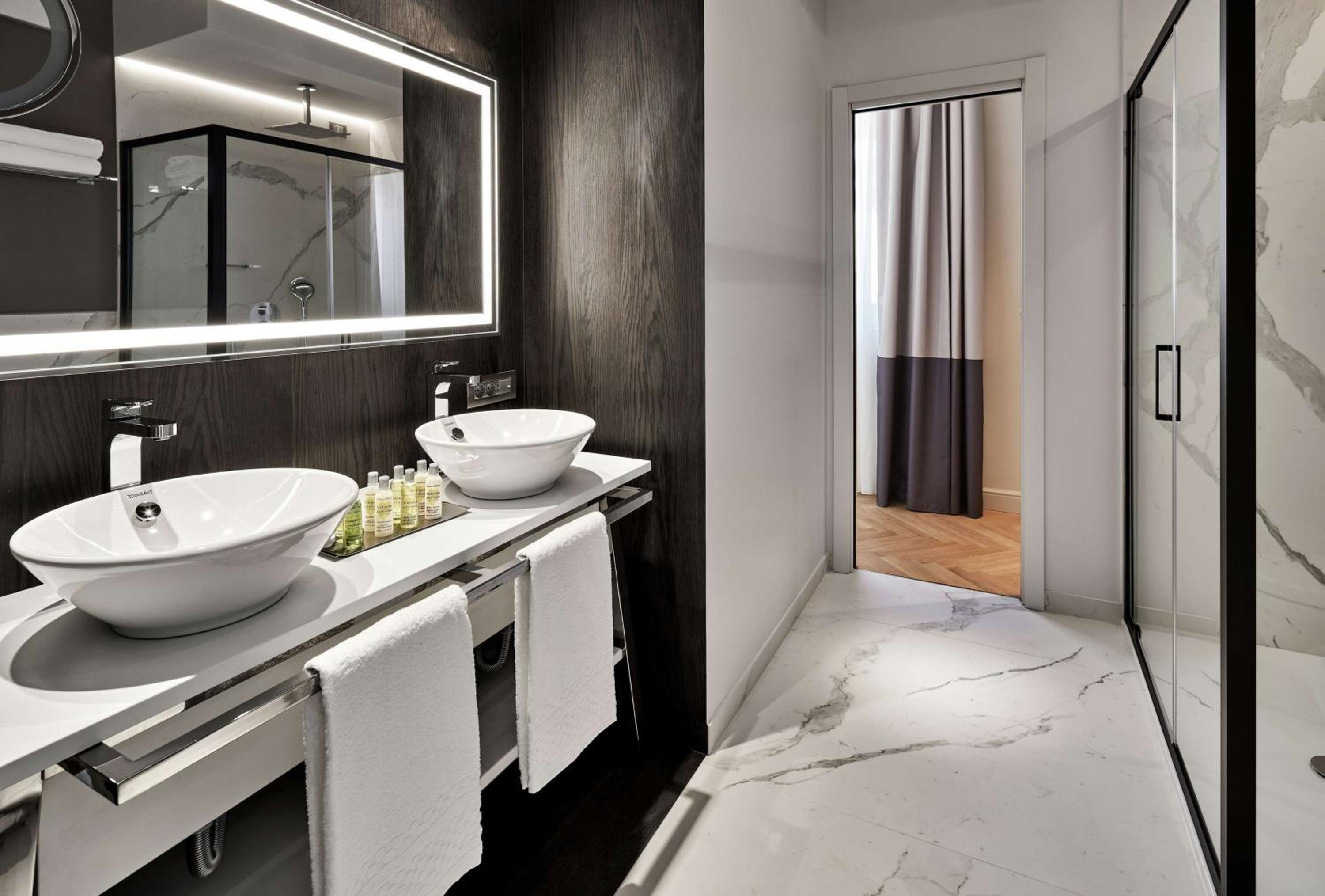 Corner Junior King Suite