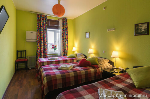 Семейный эконом с 3мя кроватями и общей ванной комнатой