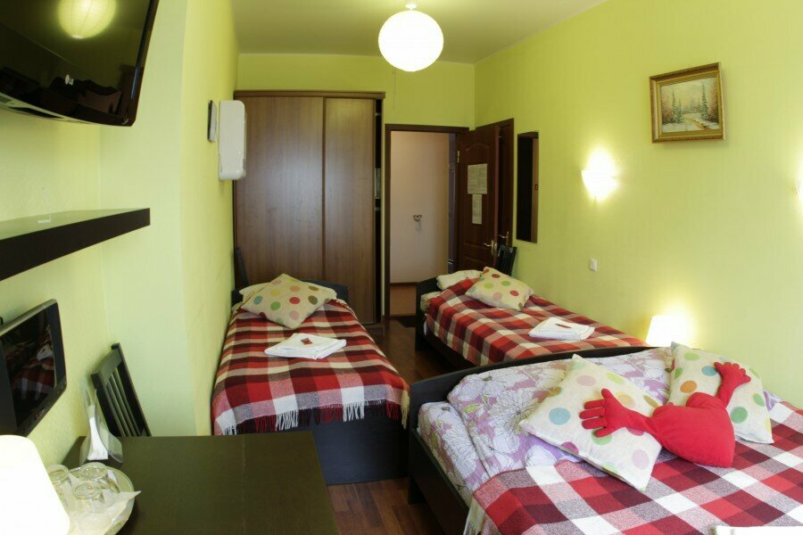 Семейный номер с общей ванной комнатой