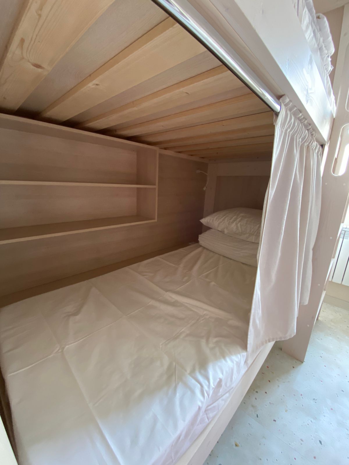 Кровать в общем 4-местном номере для мужчин и женщин