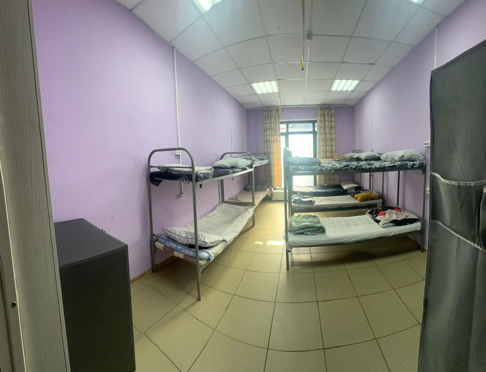 Спальное место на двухъярусной кровати в общем номере для мужчин и женщин