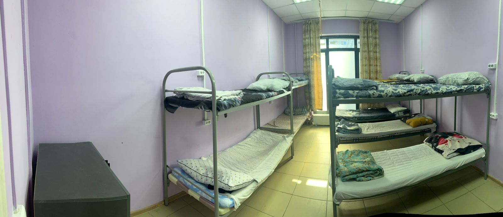 Спальное место на двухъярусной кровати в общем номере для мужчин и женщин