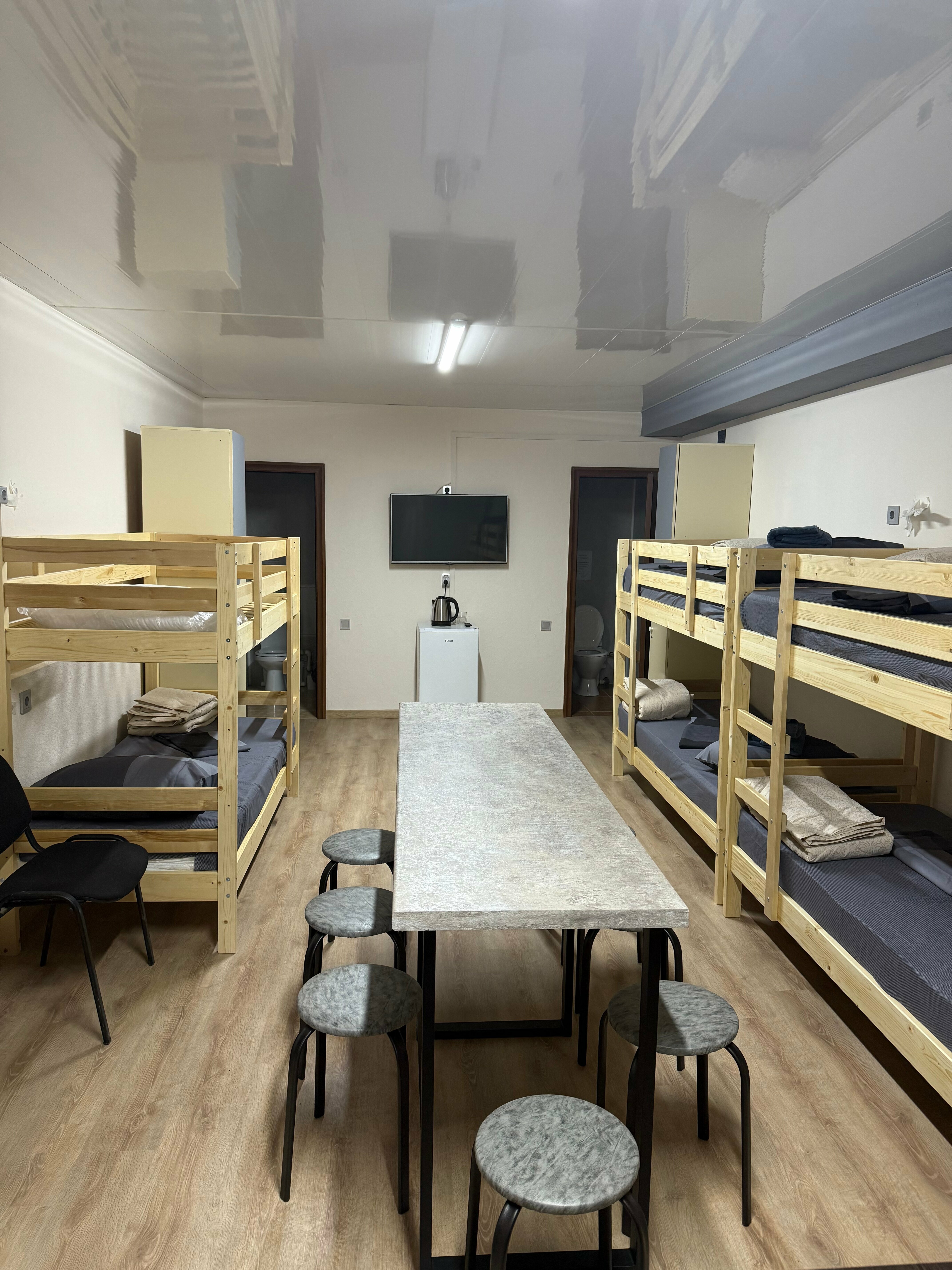 Спальное место на двухъярусной кровати в общем номере для мужчин и женщин