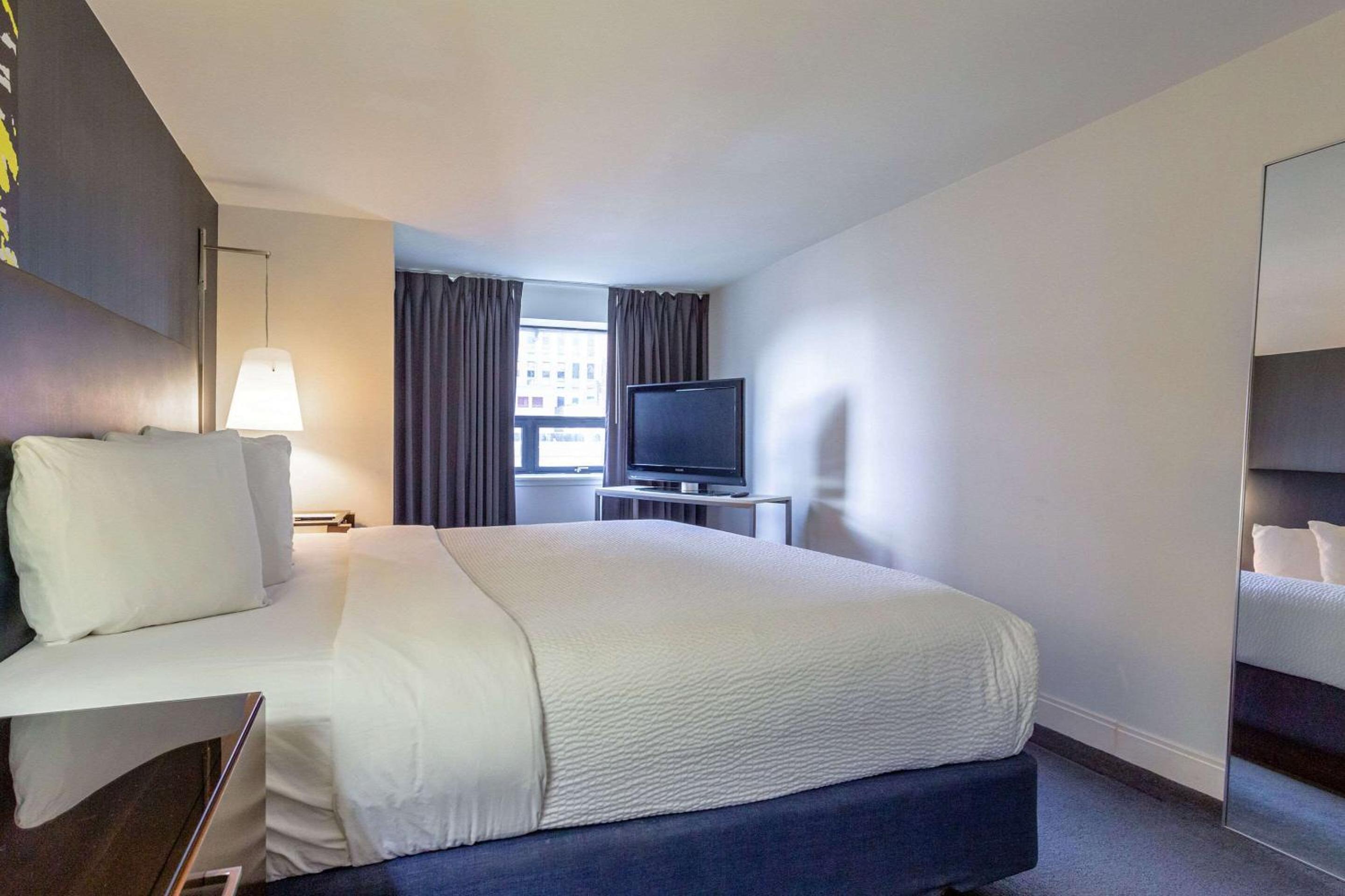 Queen Suite with Sofa bed and Harbor View - Non-Smoking