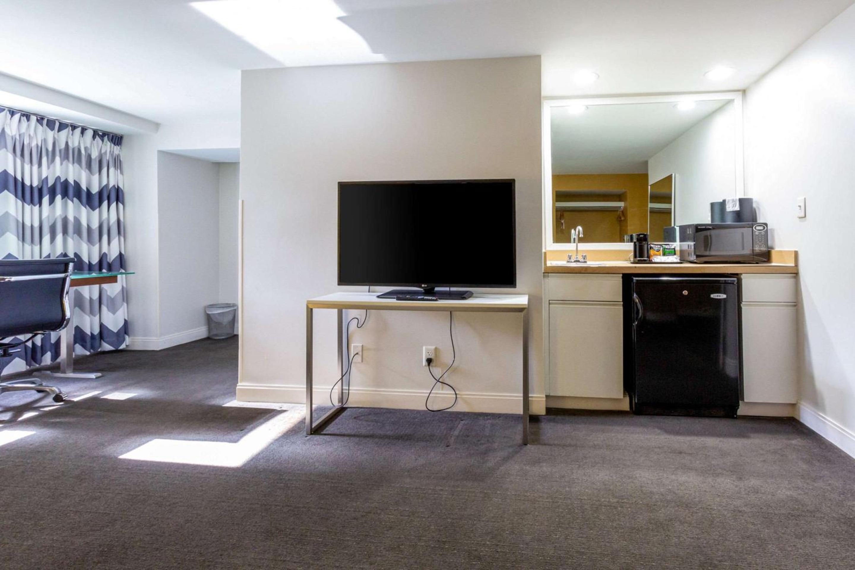 Queen Suite with Sofa bed and Harbor View - Non-Smoking