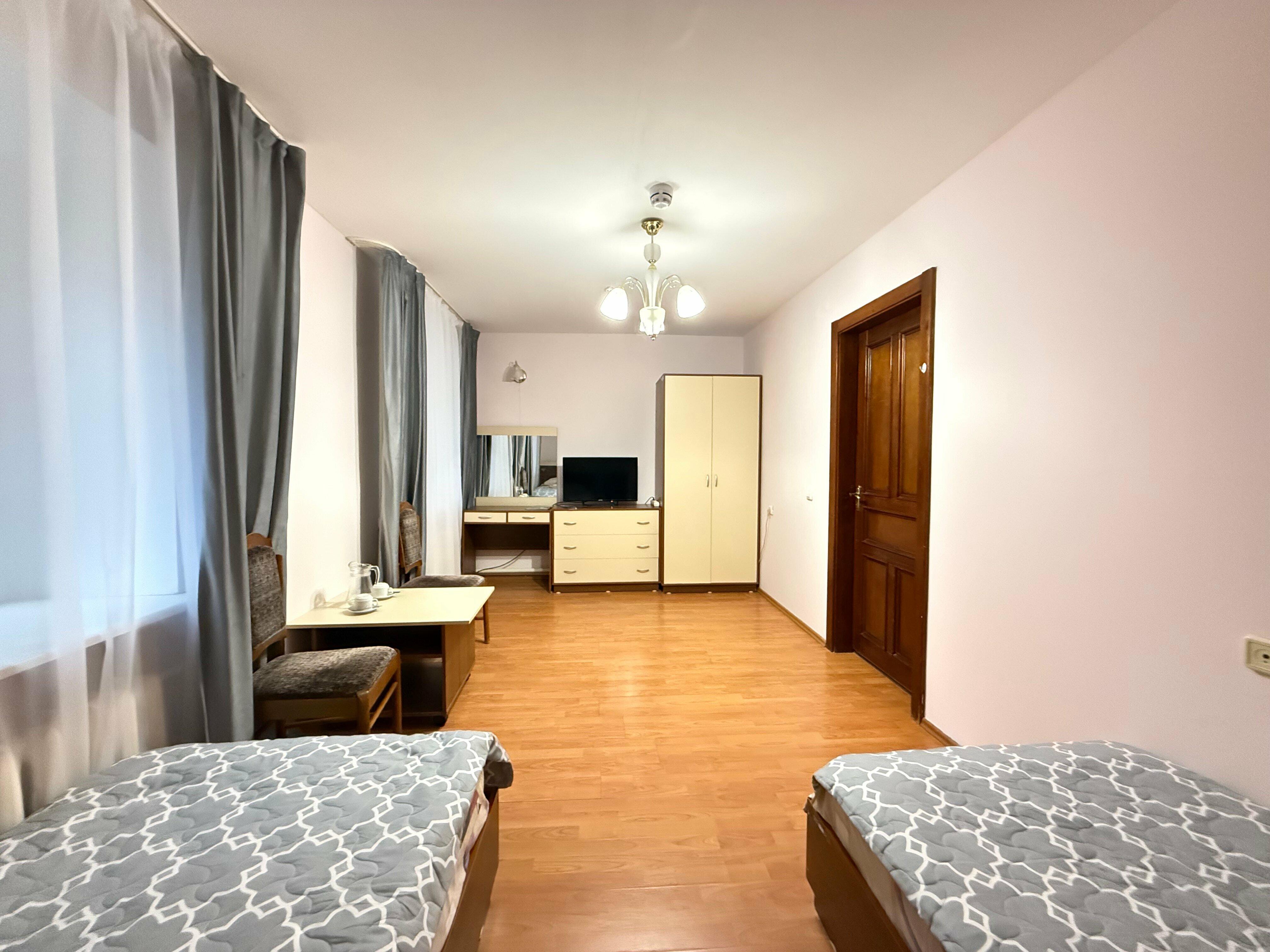 Просторный двухместный номер с 2 отдельными кроватями