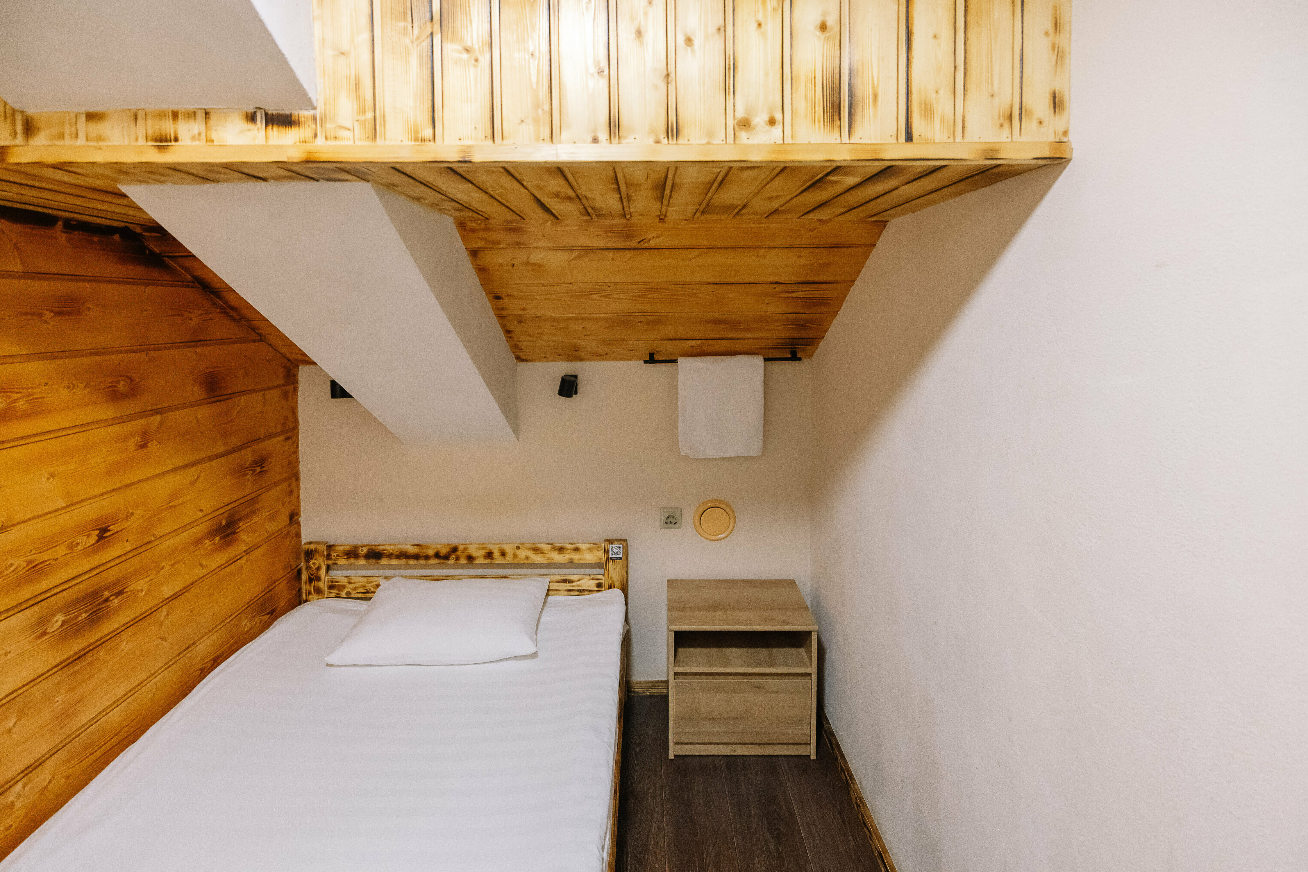 Бюджетный одноместный номер без окна с общим душем и туалетом