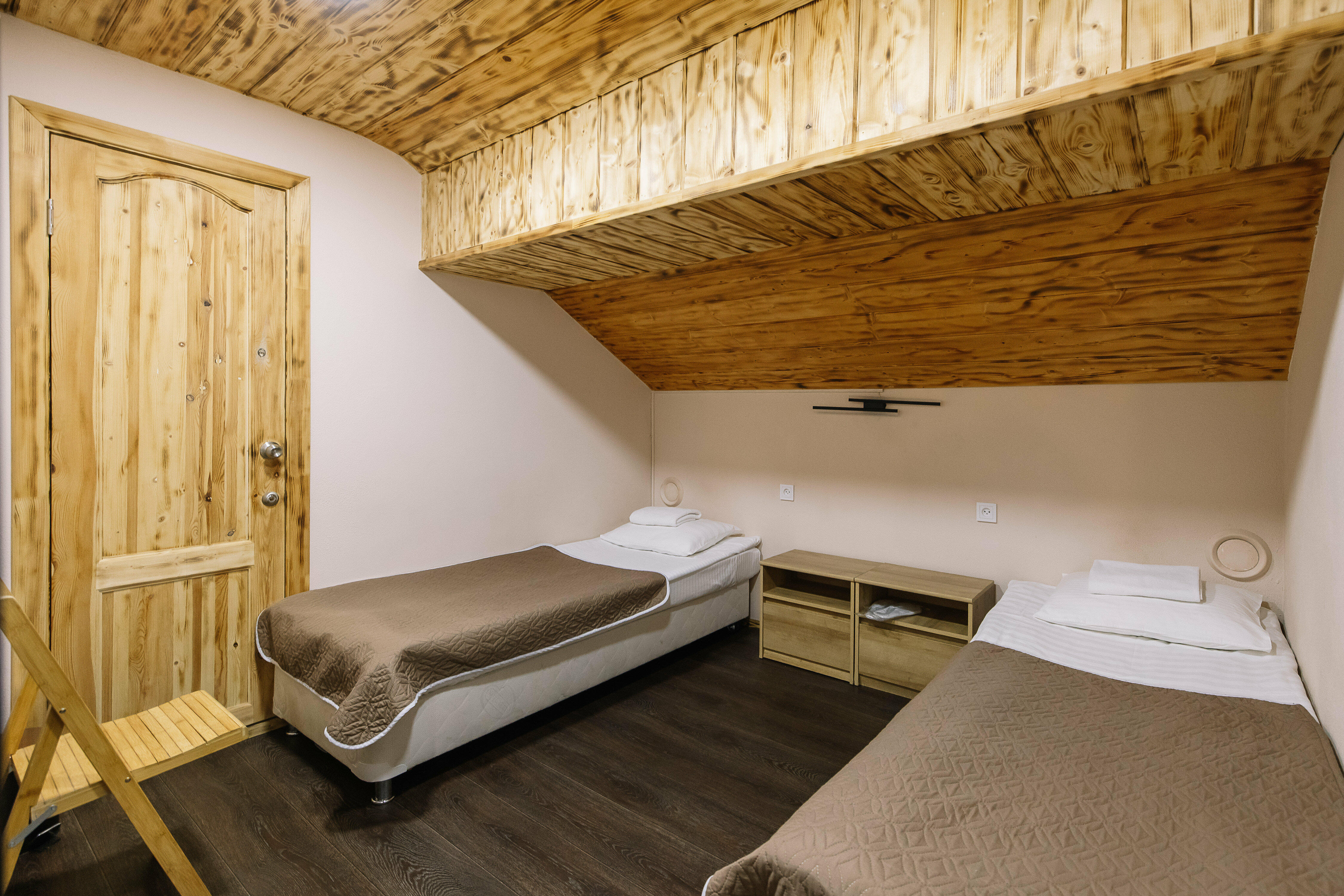 Бюджетный двухместный номер без окна с 2 отдельными кроватями с общим душем и туалетом