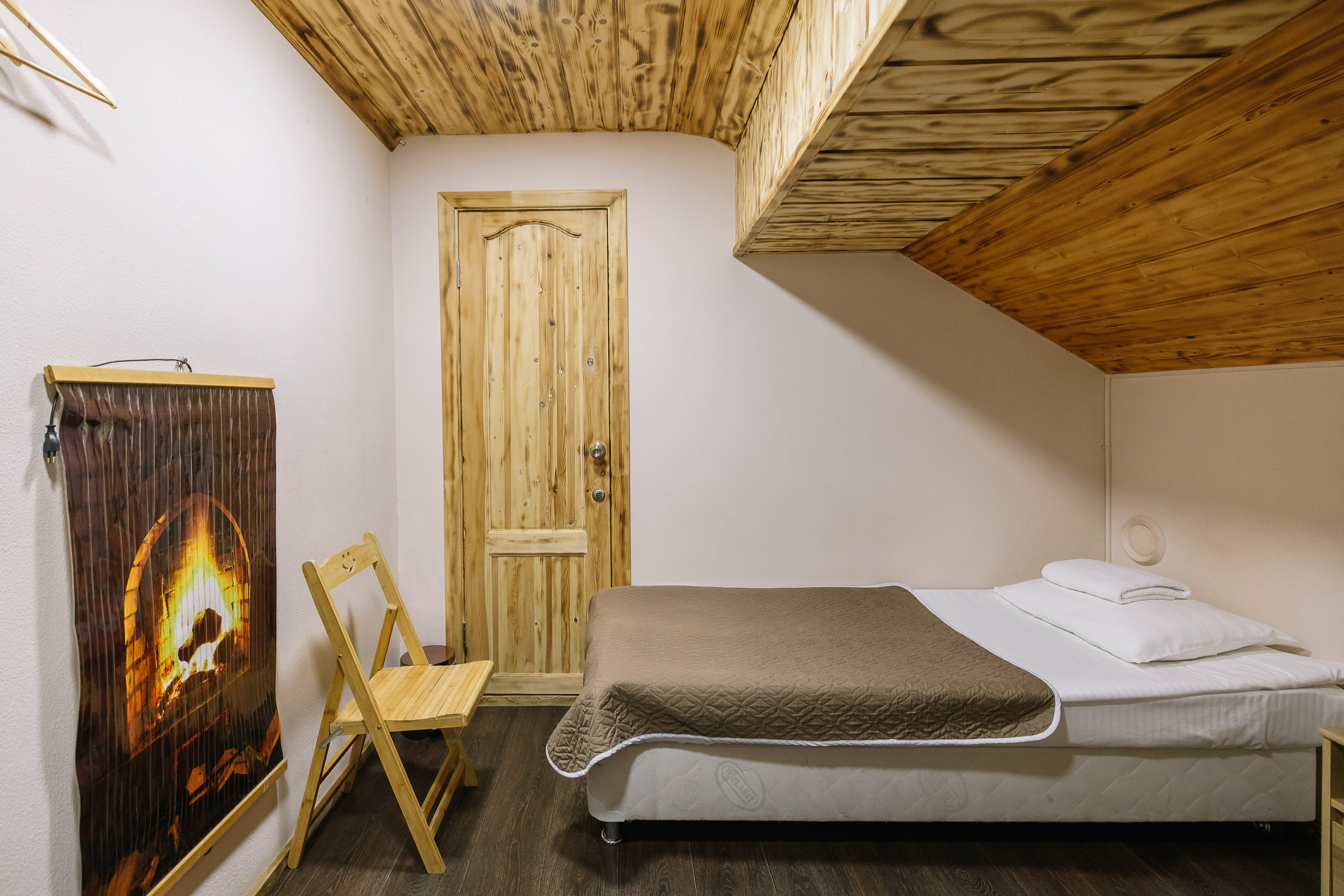 Бюджетный двухместный номер без окна с 2 отдельными кроватями с общим душем и туалетом