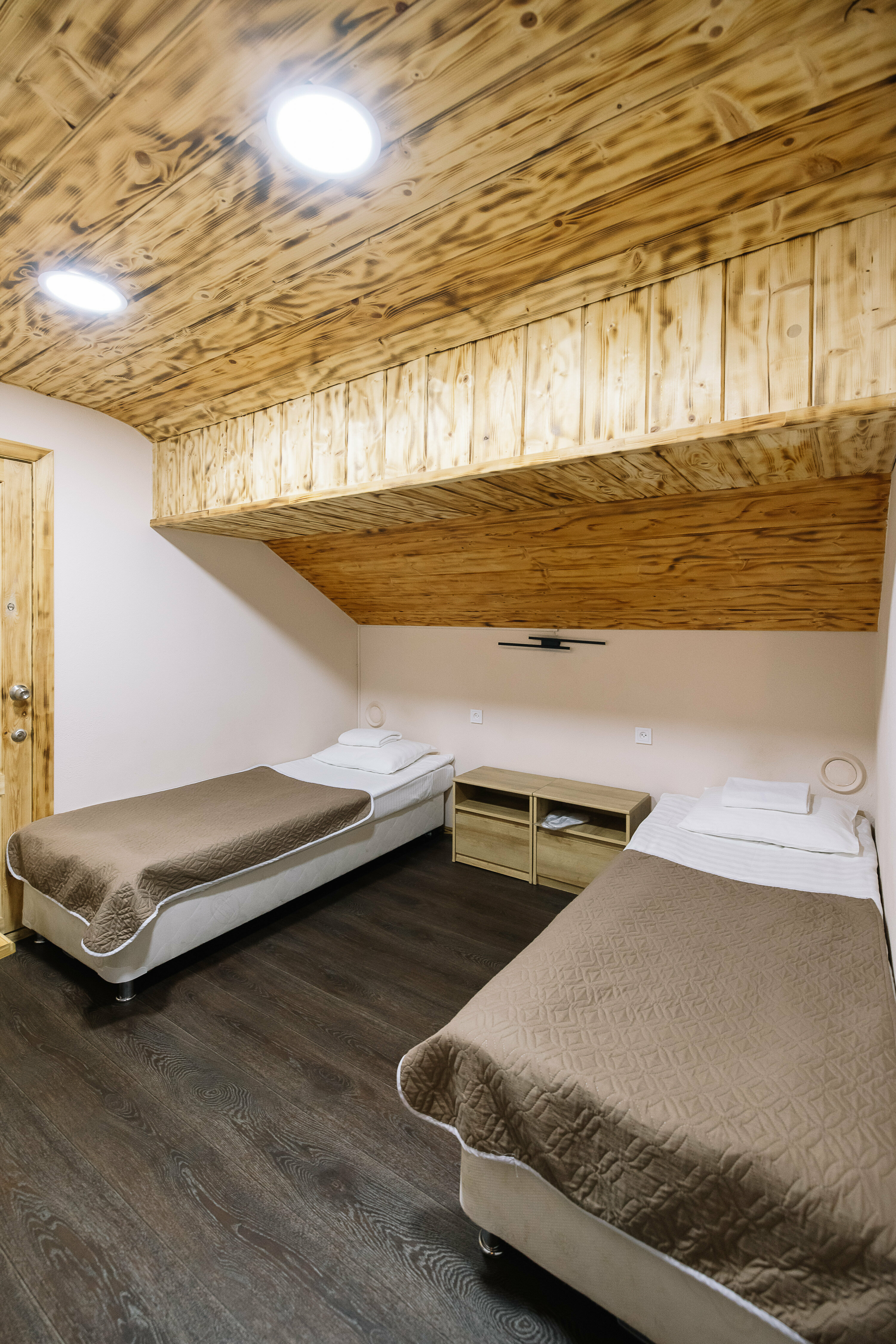 Бюджетный двухместный номер без окна с 2 отдельными кроватями с общим душем и туалетом