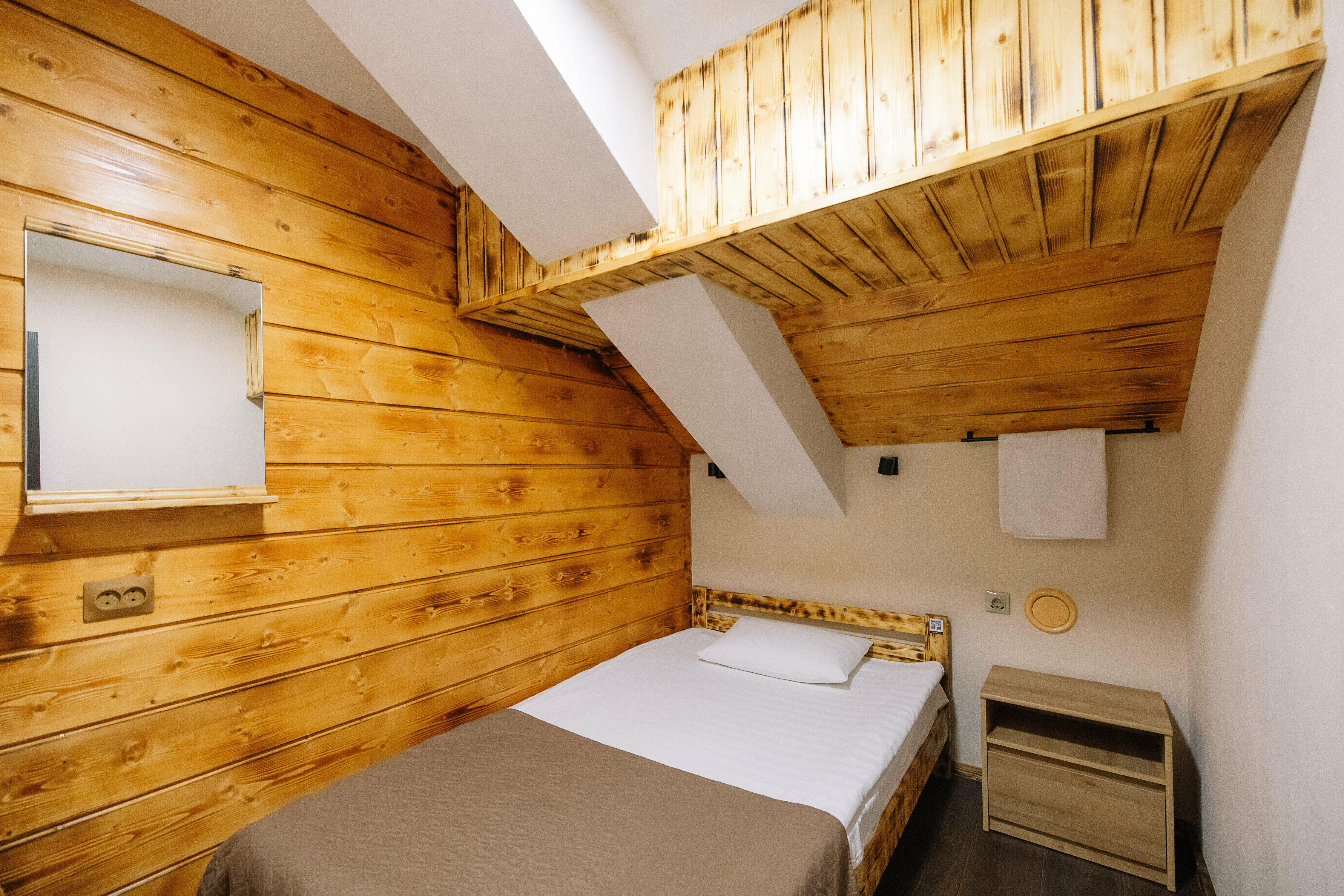 Бюджетный одноместный номер без окна с общим душем и туалетом