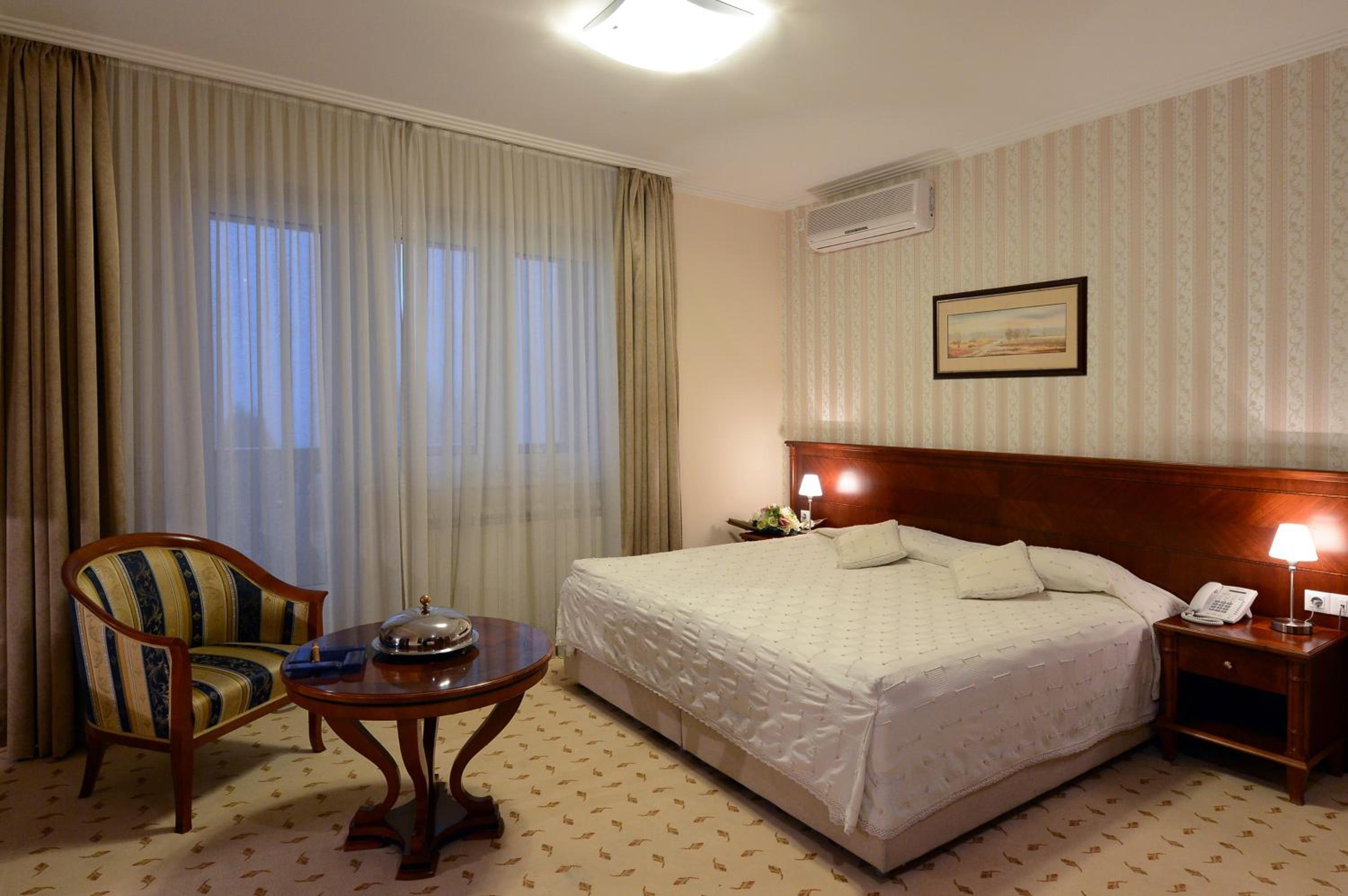 Suite with Free Parking