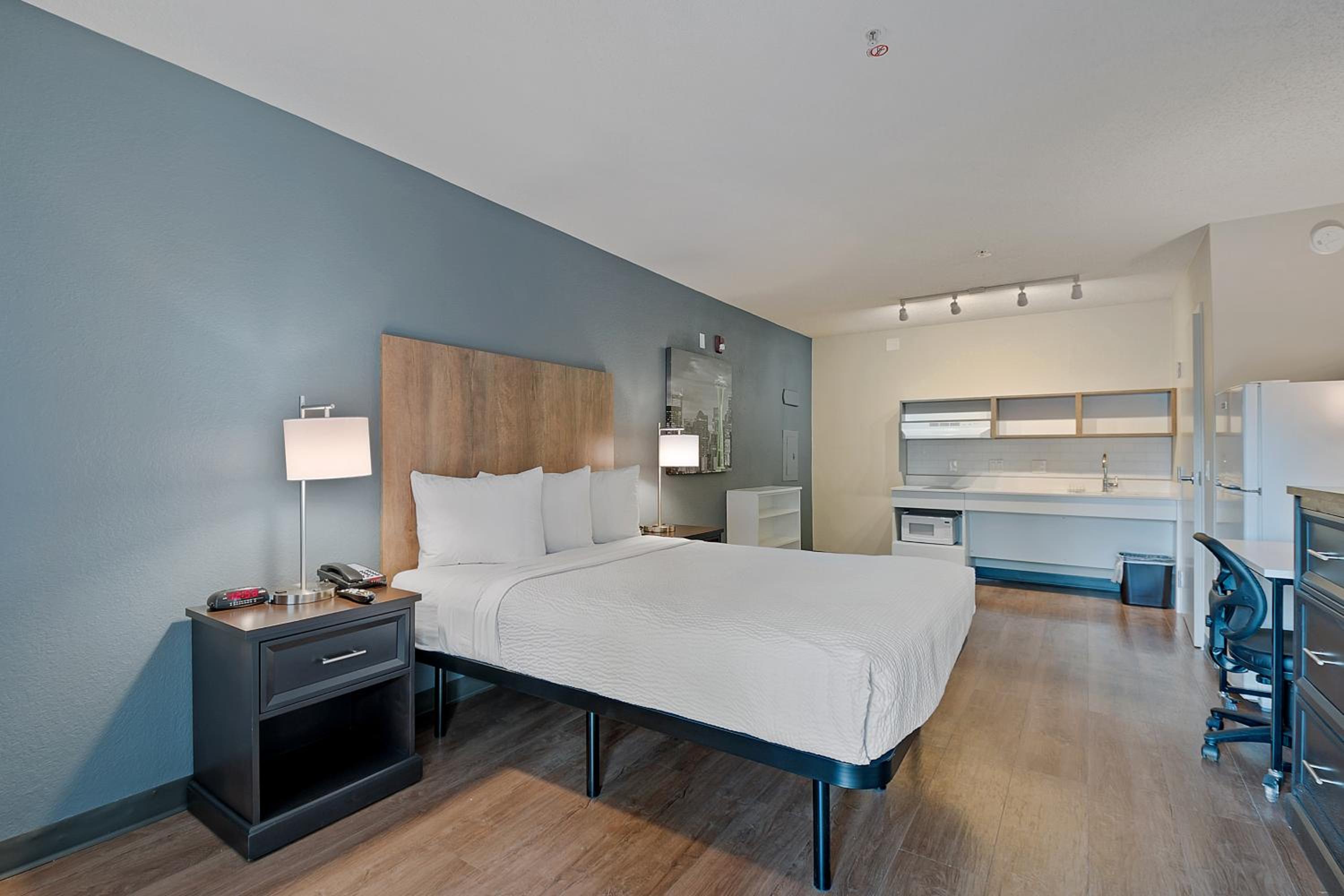 Studio with 1 Queen Bed - Hearing Accessible - Non-Smoking