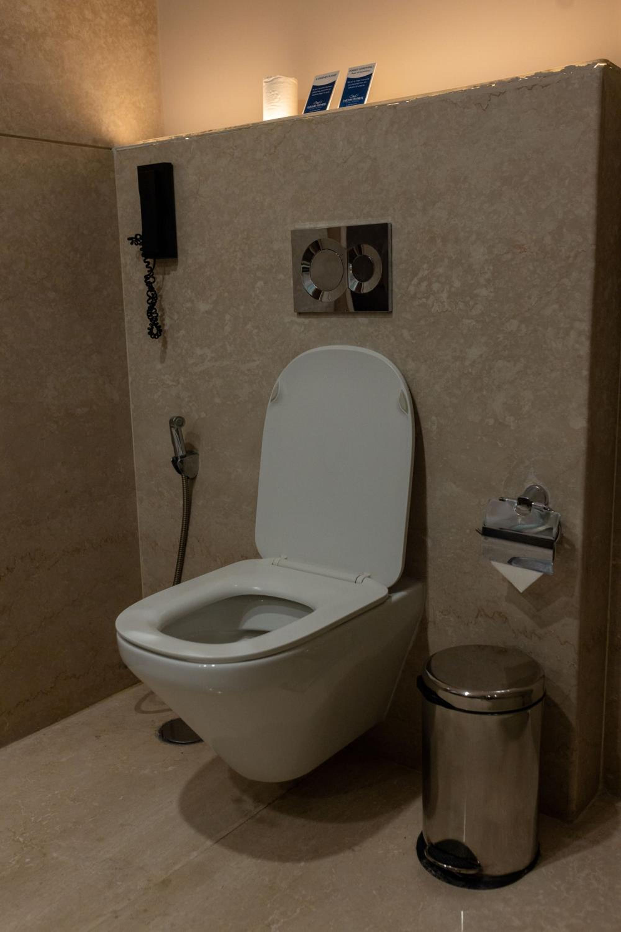 Executive suite with 4 Pints of Beer and 25% discount on FNB & Laundry