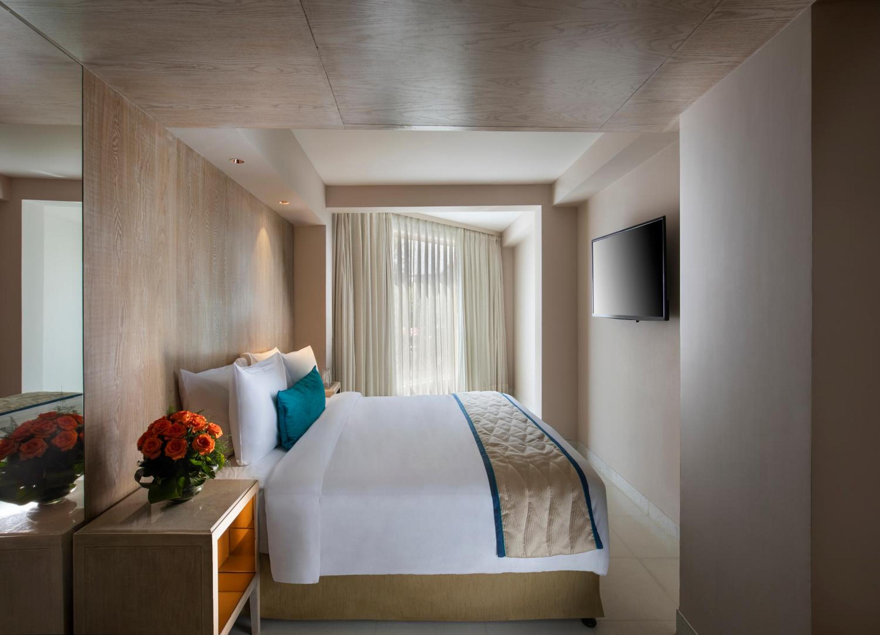 Executive suite with 4 Pints of Beer and 25% discount on FNB & Laundry
