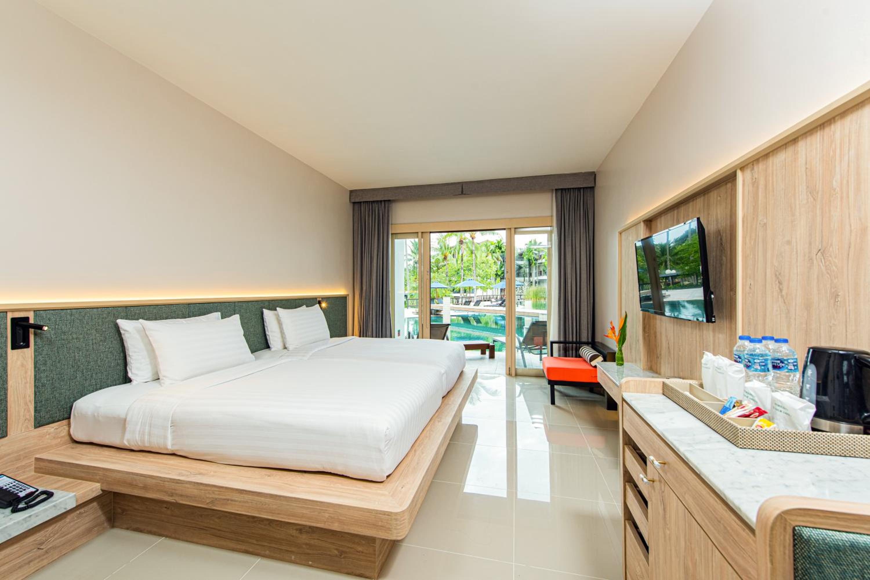Deluxe Pool Access Room